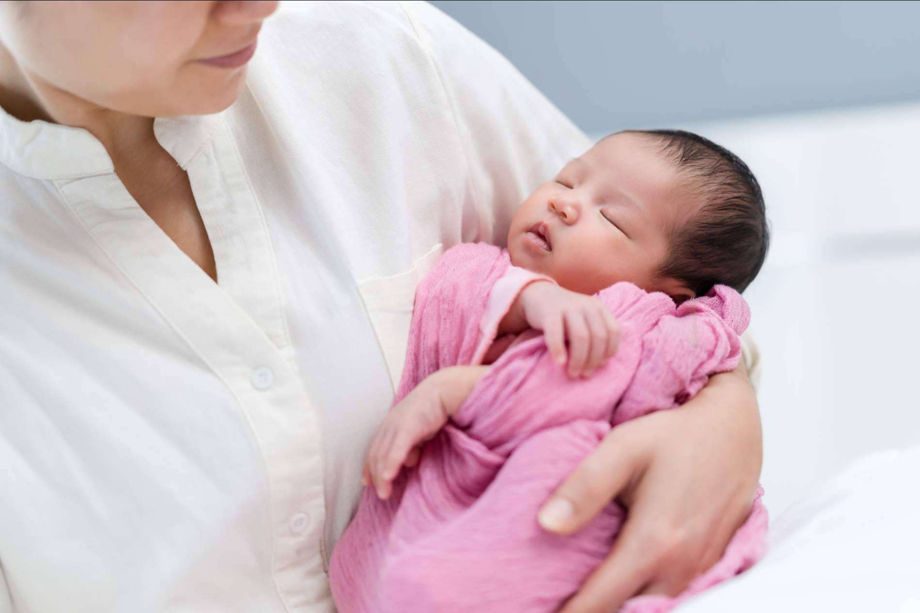 Dormir a un bebé toda la noche es posible con los hábitos saludables de BabySteps by Marian