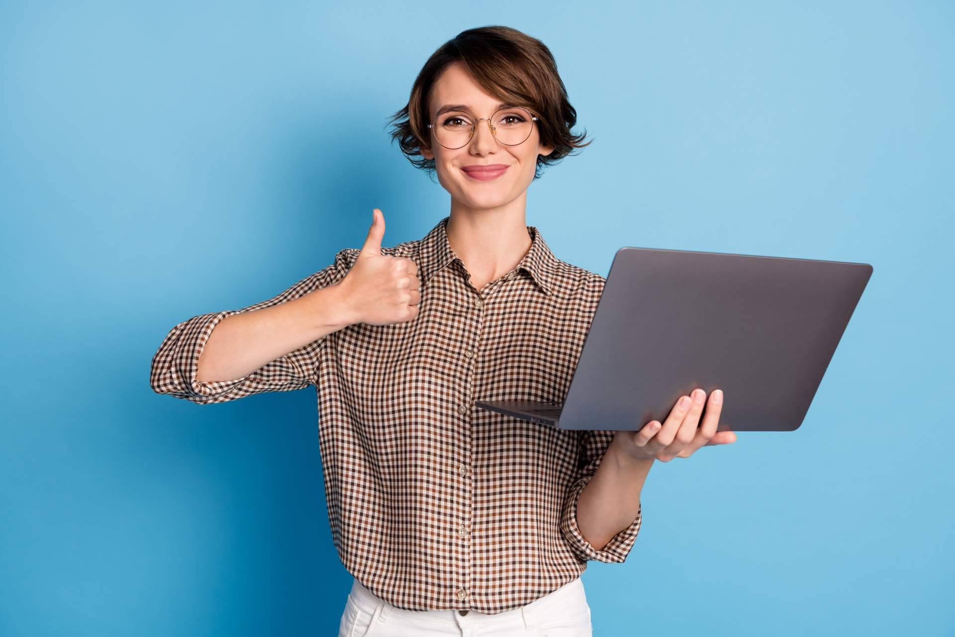 Ayuda Universitaria ofrece tutorías online para el TFM