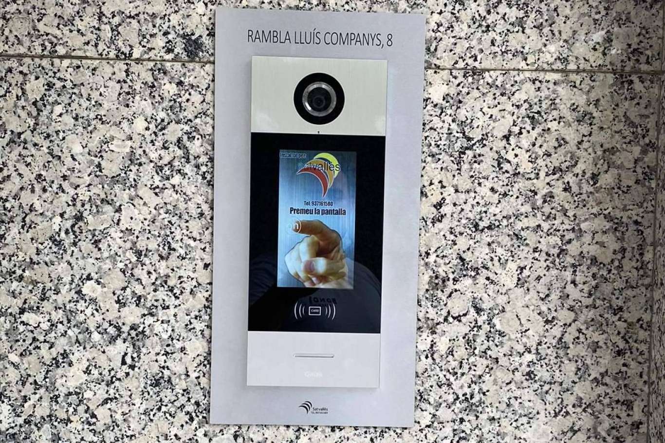 Los beneficios de instalar un videoportero táctil de SatVallès