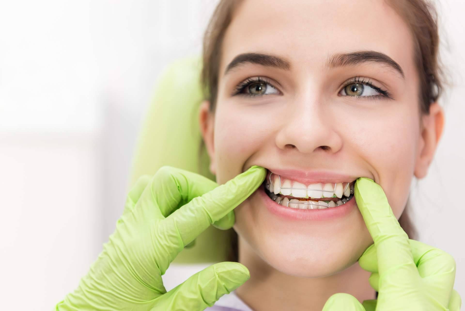 La Clínica Sonrisas de Corrales Dental realiza tratamientos con ortodoncia de máxima calidad en Badajoz, gracias a sus expertos