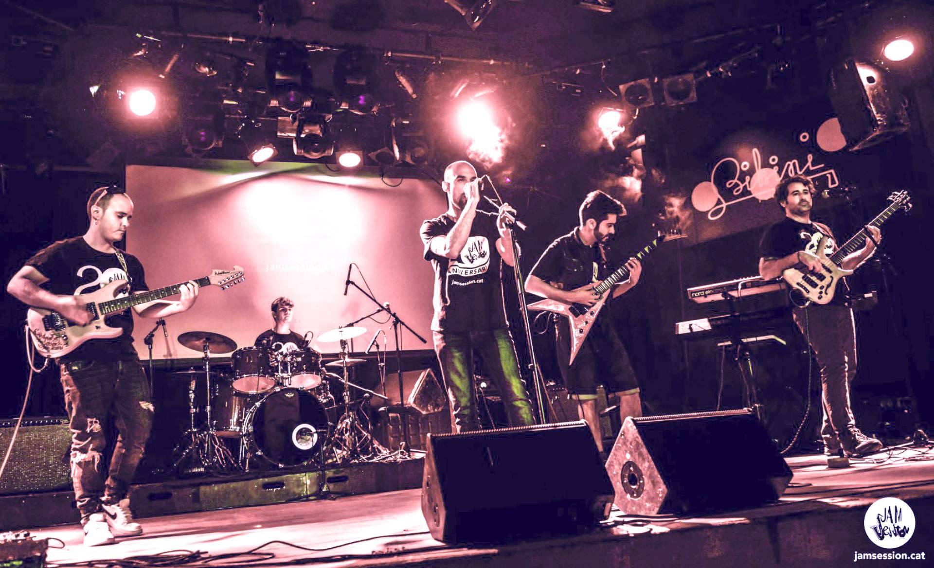Para obtener el primer título superior oficial en músicas actuales que ofrece la Escuela Superior de Música Jam Session, algunas personas de todo el territorio nacional viajan a Barcelona