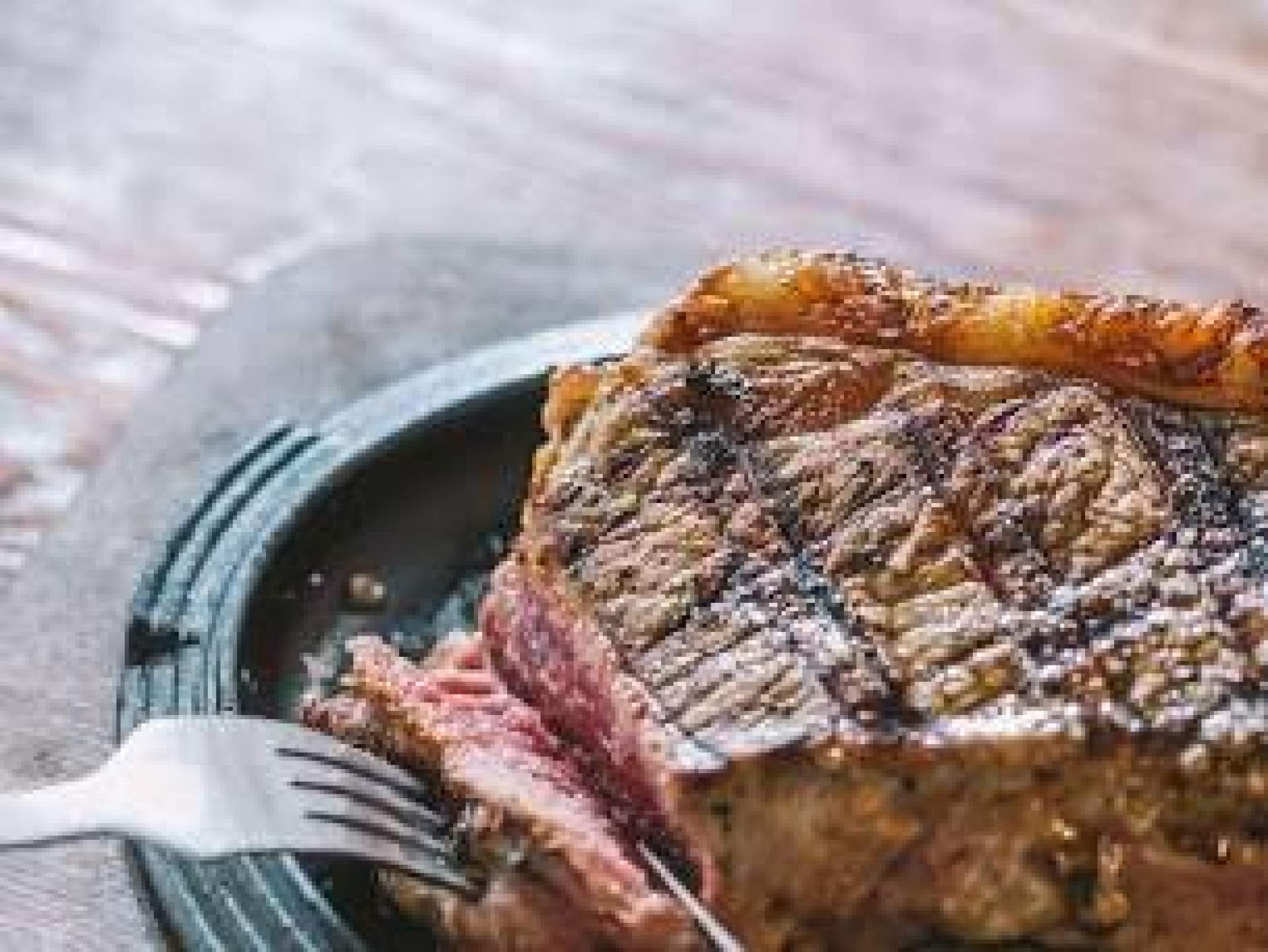 ¿Cuál es el restaurante con carne a la piedra que destaca entre el público más joven? Vic Brasería