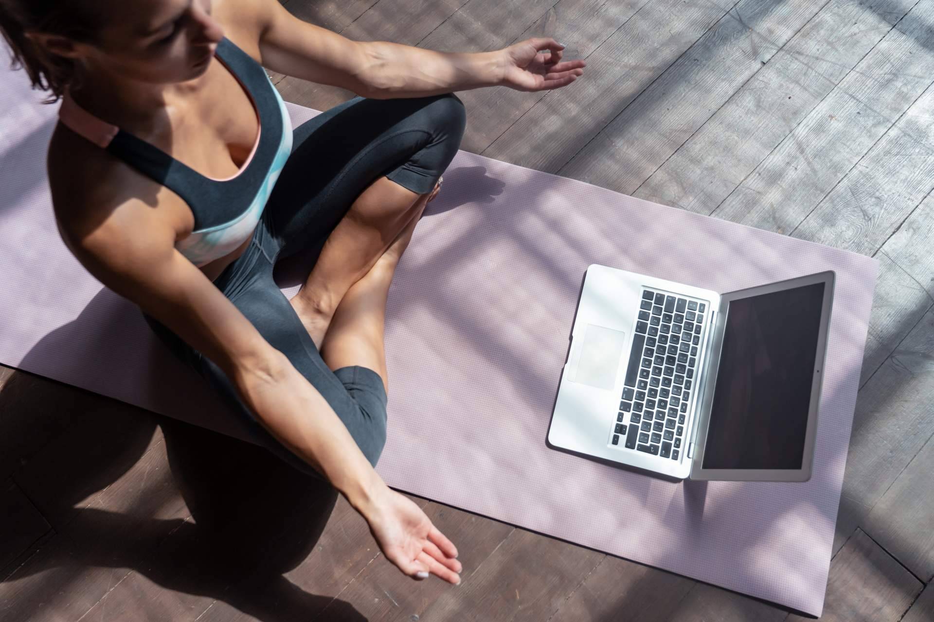 Kavaalya, el curso online interactivo en español de profesor de yoga con maestros hindúes