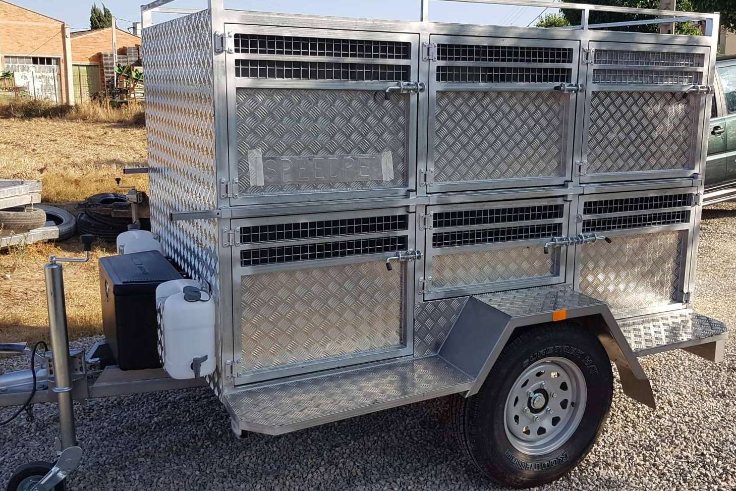 Las ventajas de los remolques para coches para transportar ganado, perros y caballos con Speedrem