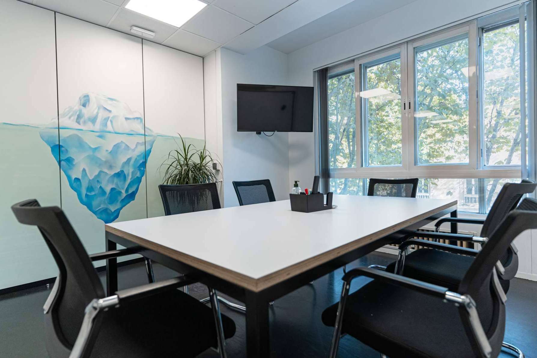 Las salas de reuniones equipadas en Madrid de OXYGEN Workspace son una alternativa a las oficinas