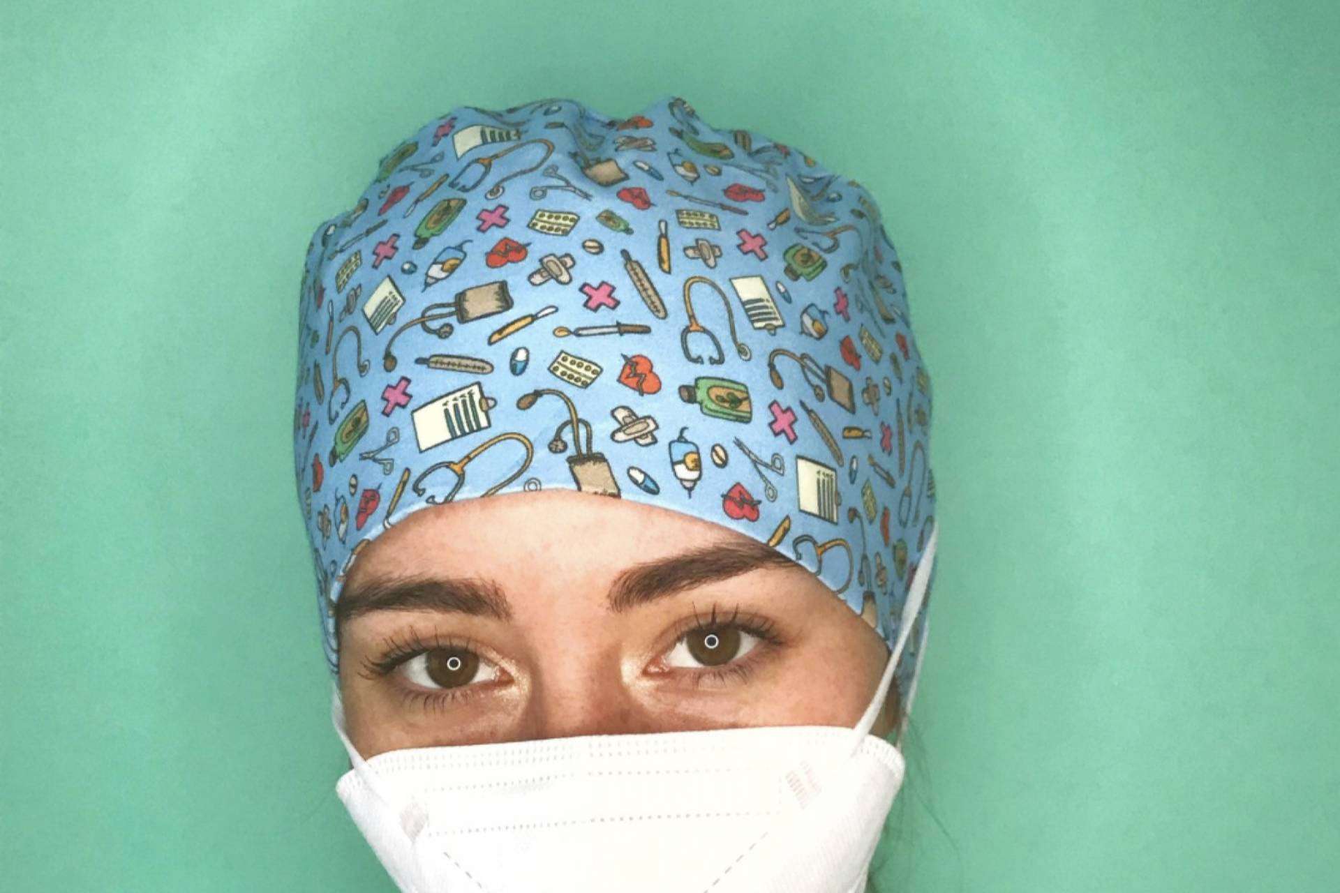 Las ventajas de la sujeción de la mascarilla para gorritos sanitarios creadas por Cuidamos