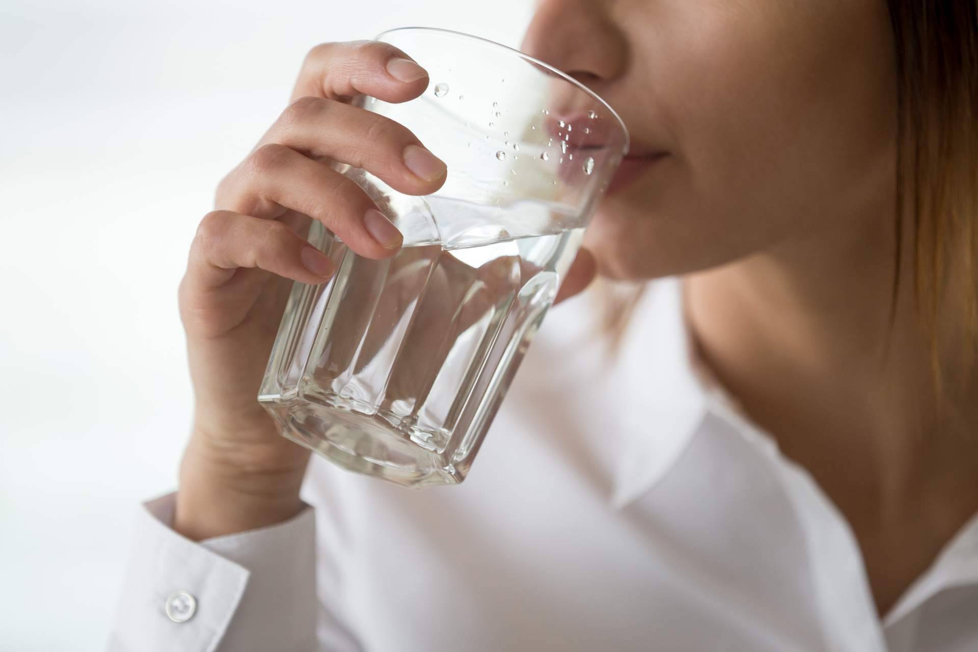 Atrium Salud expone los beneficios de beber agua en el trabajo