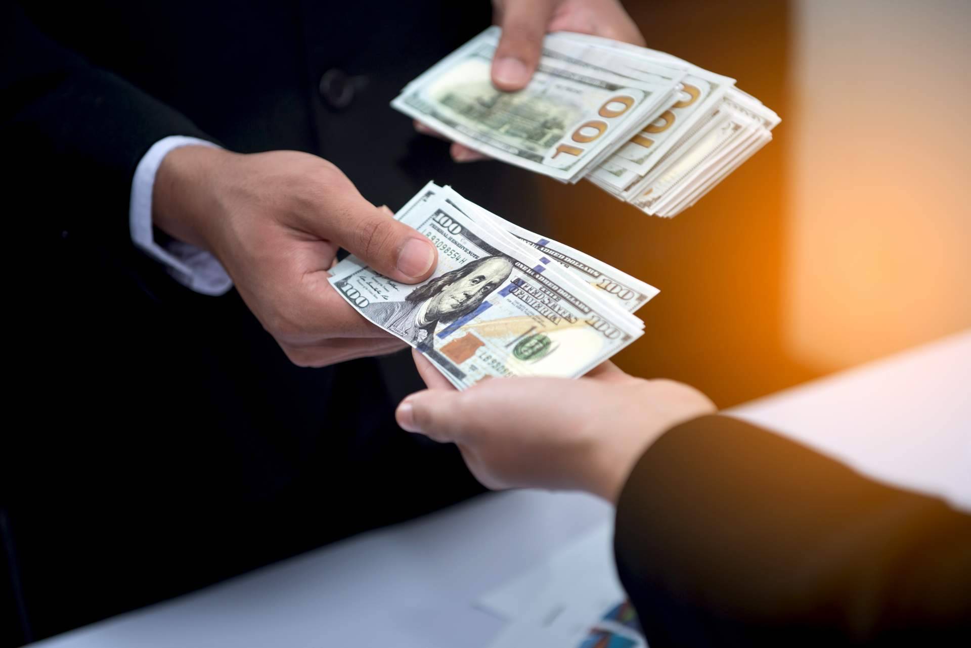 La web que compara empresas para enviar dinero es Gelt Giro