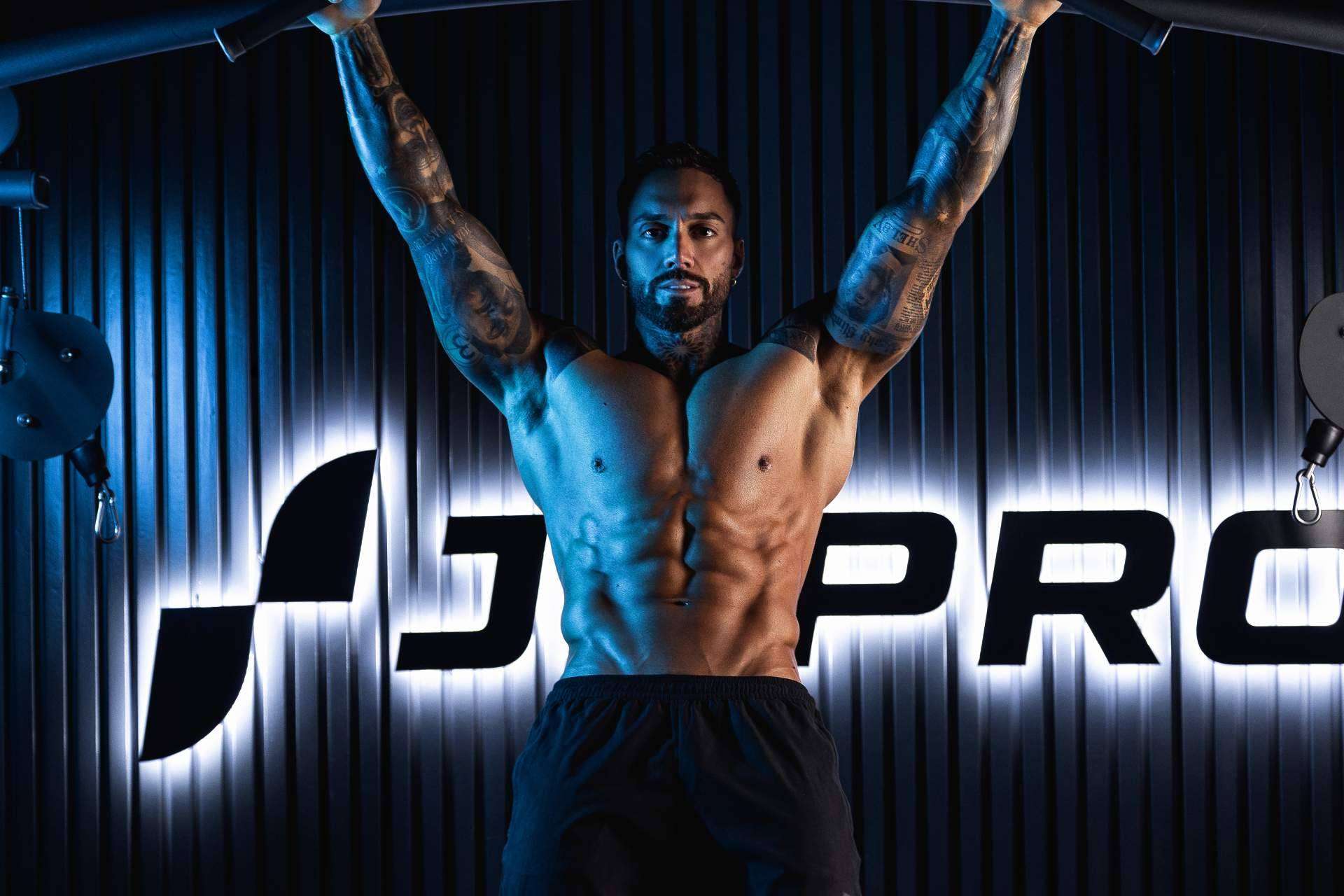 Planes personalizados de entrenamiento y nutrición en la app fitness de Juan Faro PRO