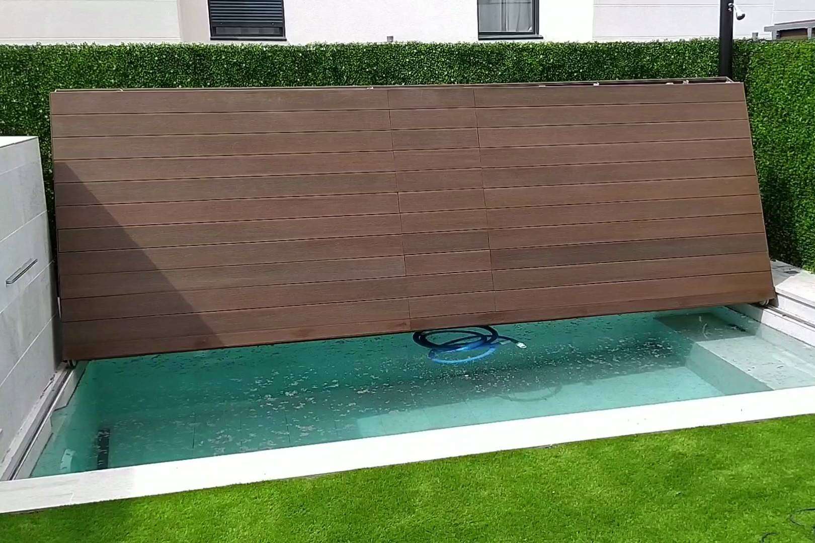 Las ventajas de convertir una piscina en un suelo rígido transitable para optimizar espacios