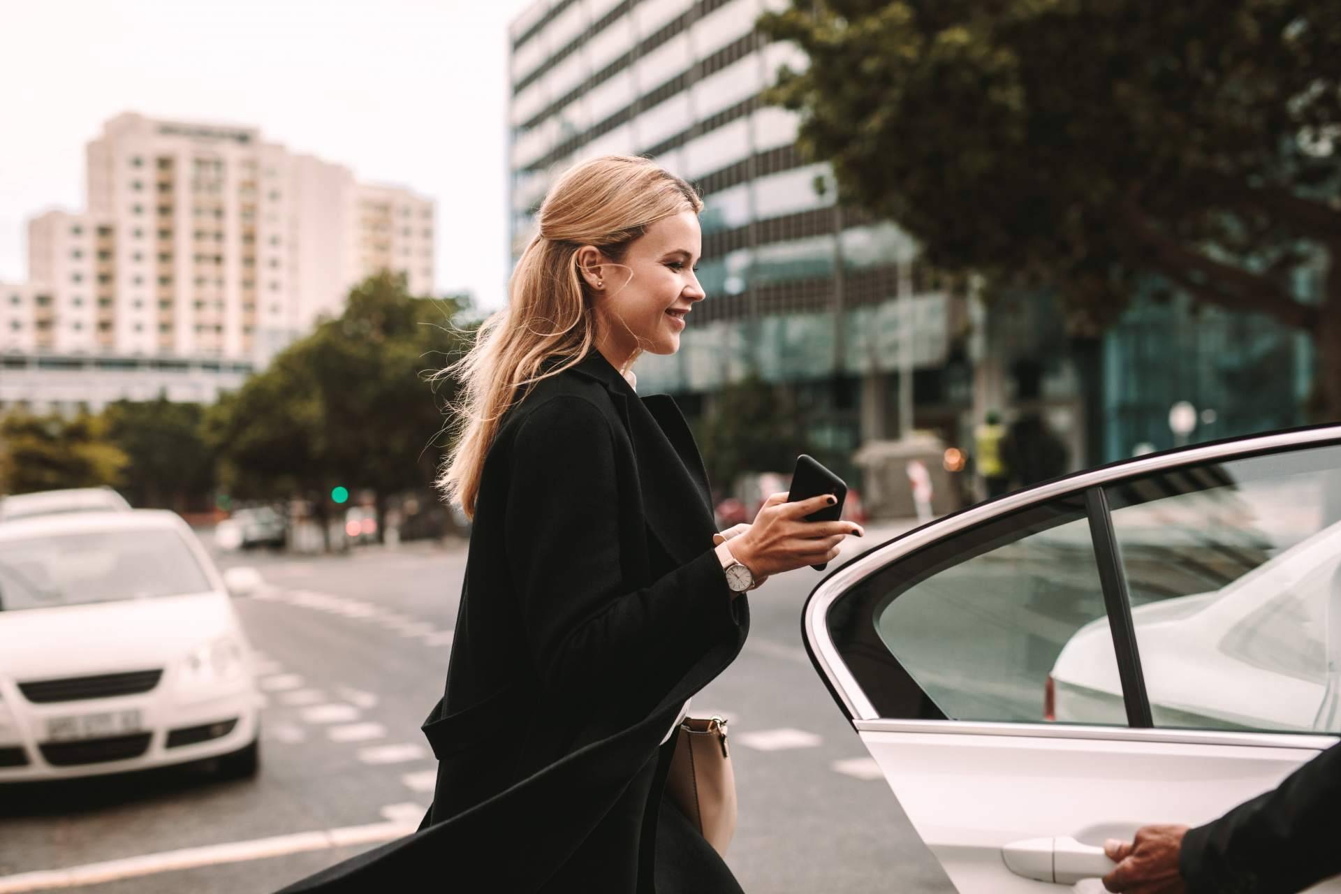 Taxihuelvavip.com ofrece traslados para empresas y particulares