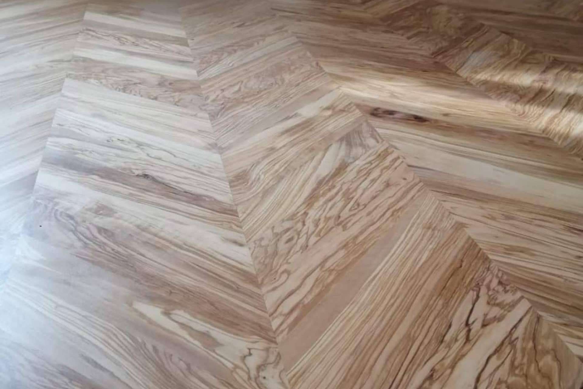 Parqué macizo de madera de olivo, disponible en Encimeras de Olivo