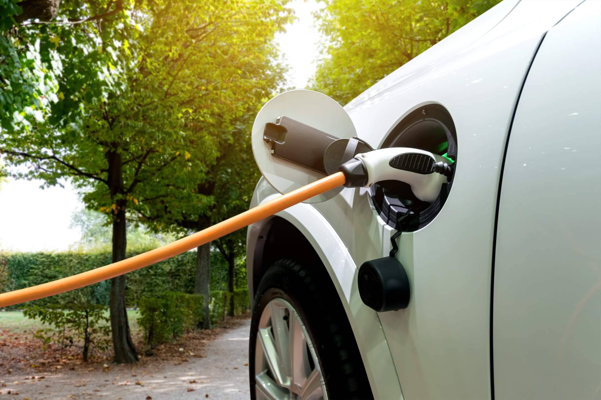 ¿Cómo pueden ayudar los coches híbridos a reducir los niveles de contaminación del medioambiente?