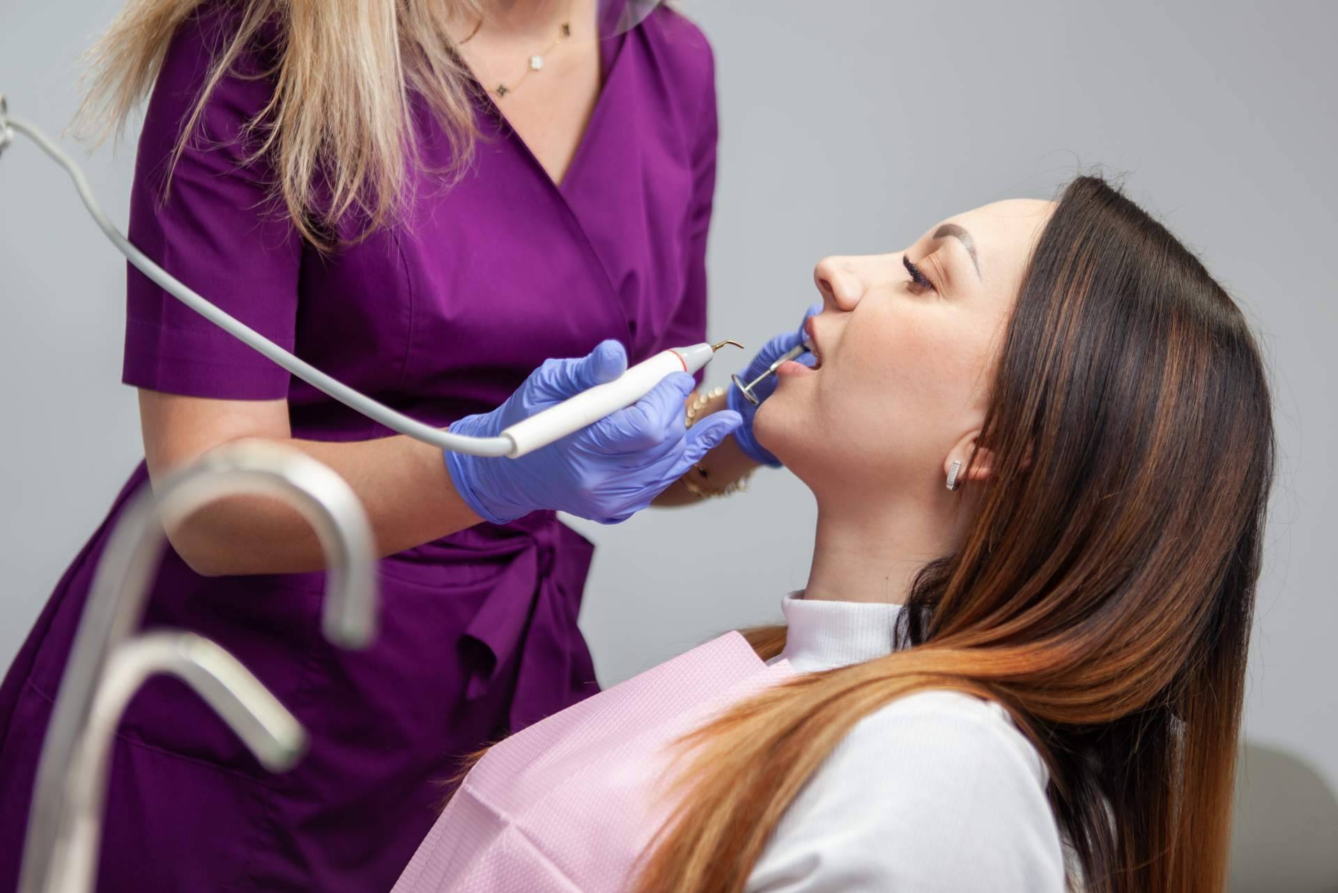 Bajo la dirección de la doctora María Rodríguez Rubio, Doctores Dental ofrece una amplia variedad de tratamientos dentales en Madrid