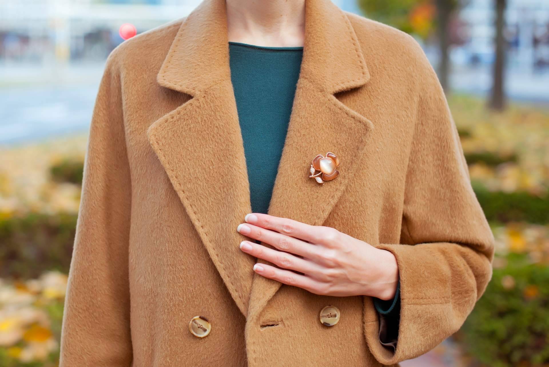 Los broches de lujo de la compañía Aldabón Luxury hacen que el look de quien los luzca sea único