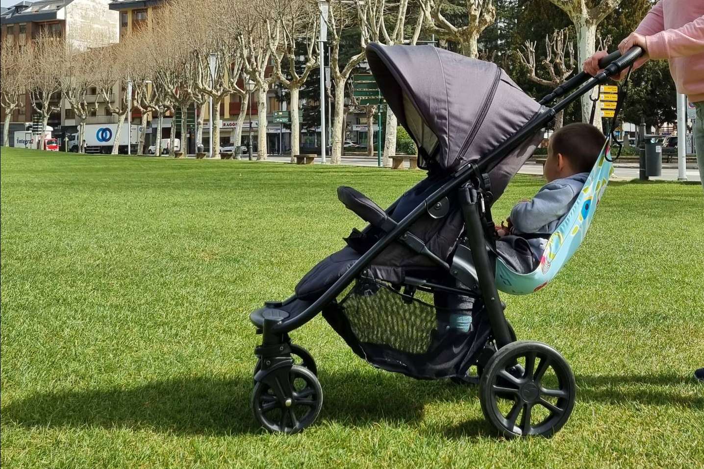 amaBABY ofrece una silla auxiliar que permite llevar a dos niños en el mismo carro