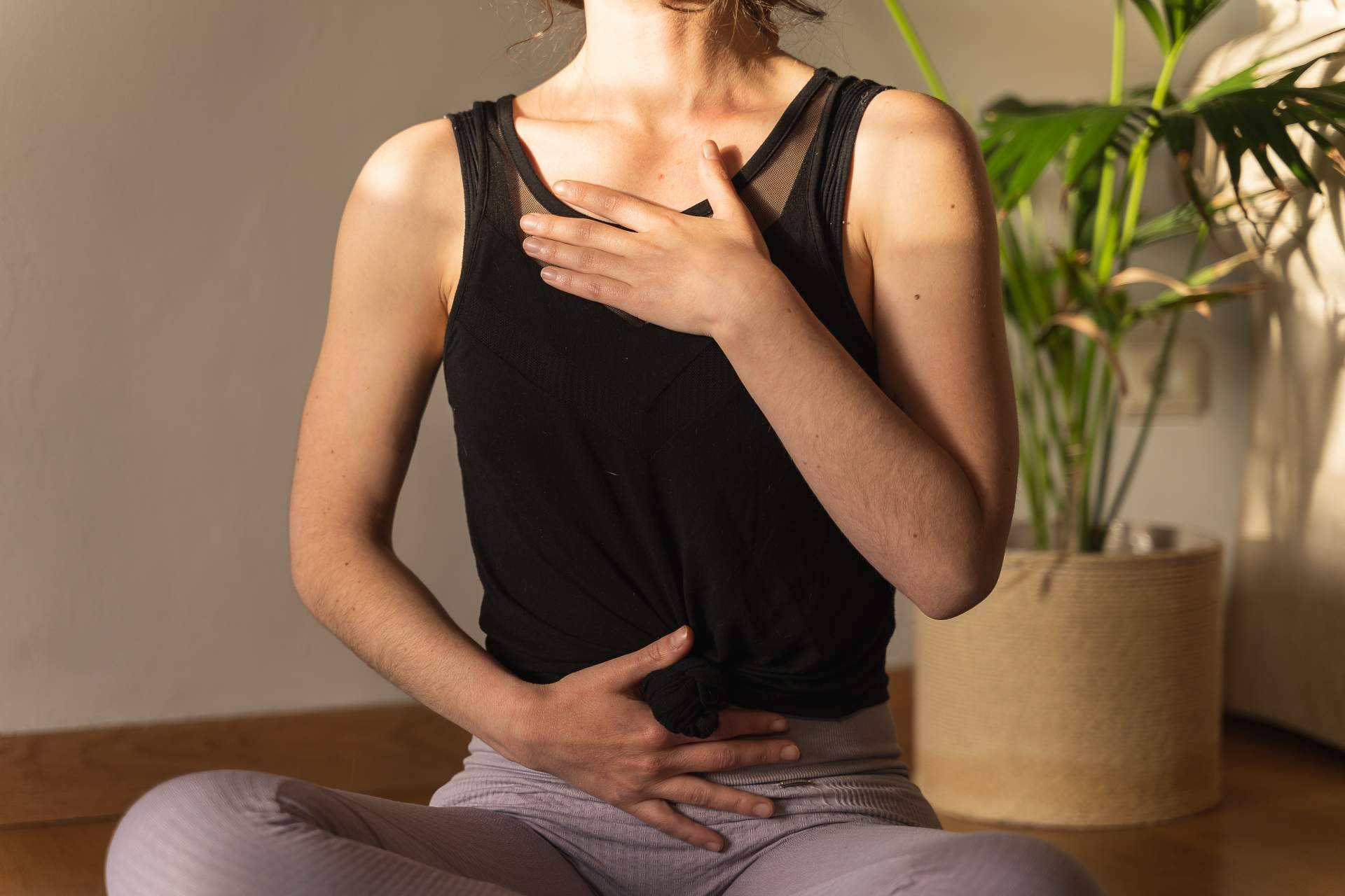 ¿Cómo contribuye la práctica de ejercicios de respiración a la salud de una persona?