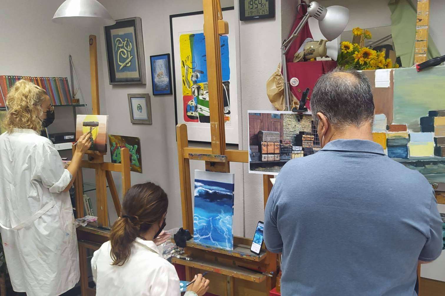 Perdonas de todos los niveles pueden encontrar clases de pintura y dibujo en Estudio Ilógico