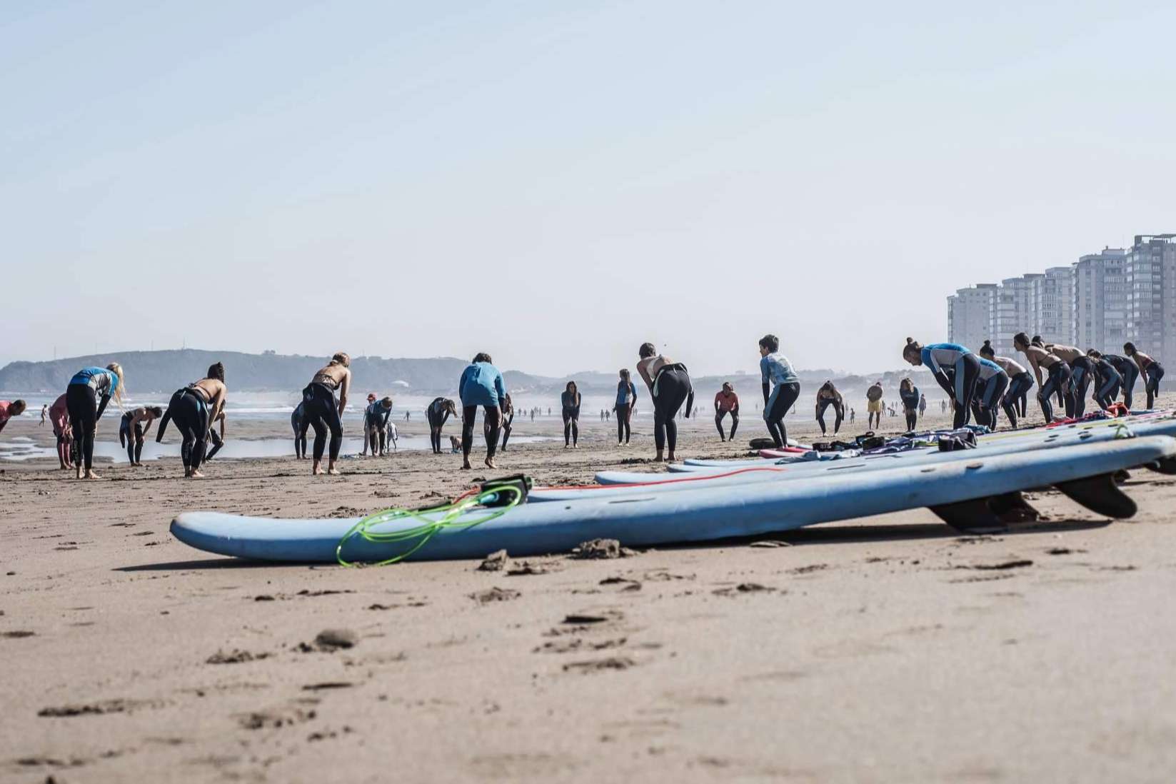 ¿Qué actividades ofrece Family Surfers - Las Dunas?, el surfcamp ubicado en Salinas