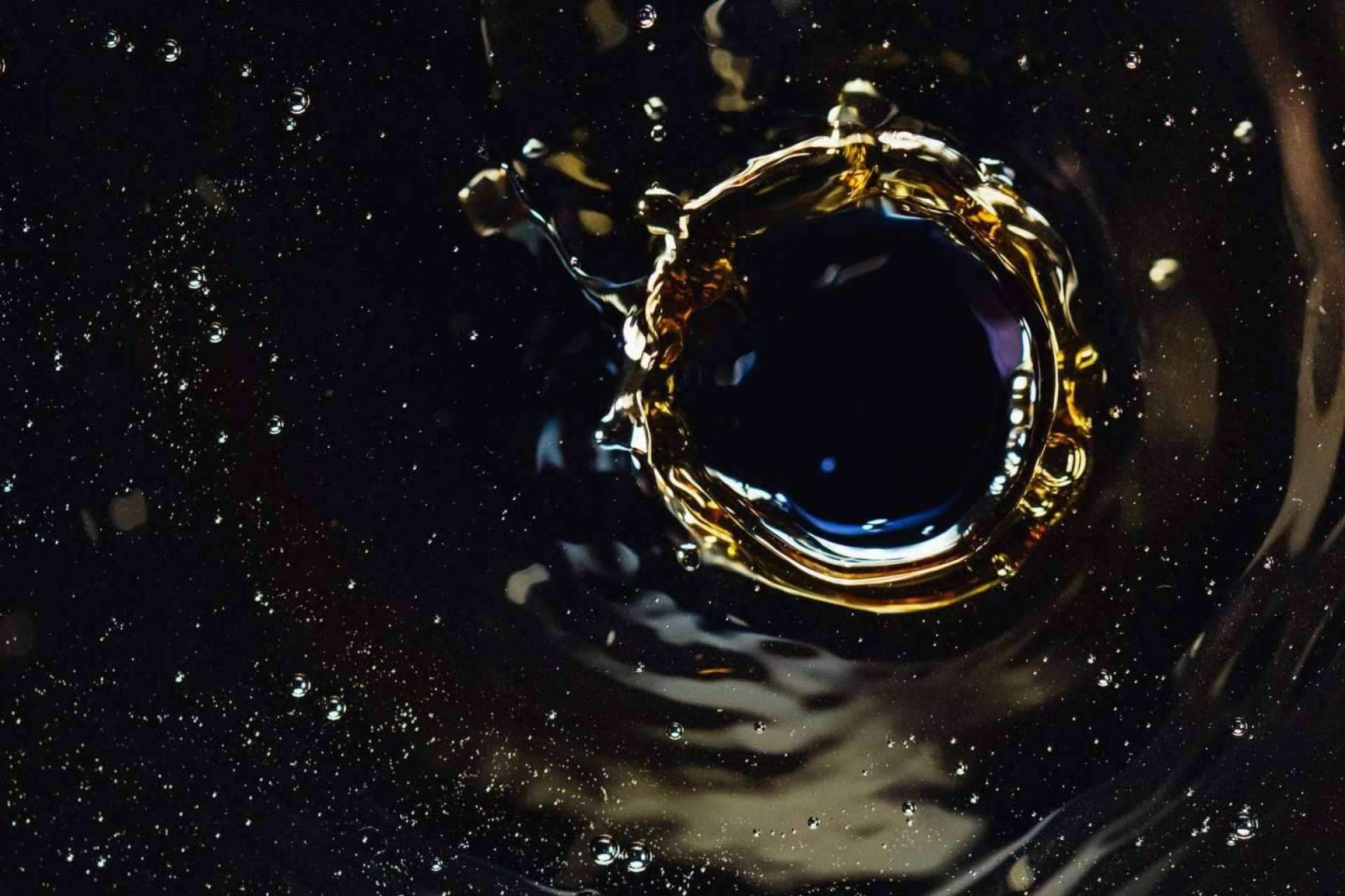¿Cómo controlar un derrame de aceite en una zona de agua?