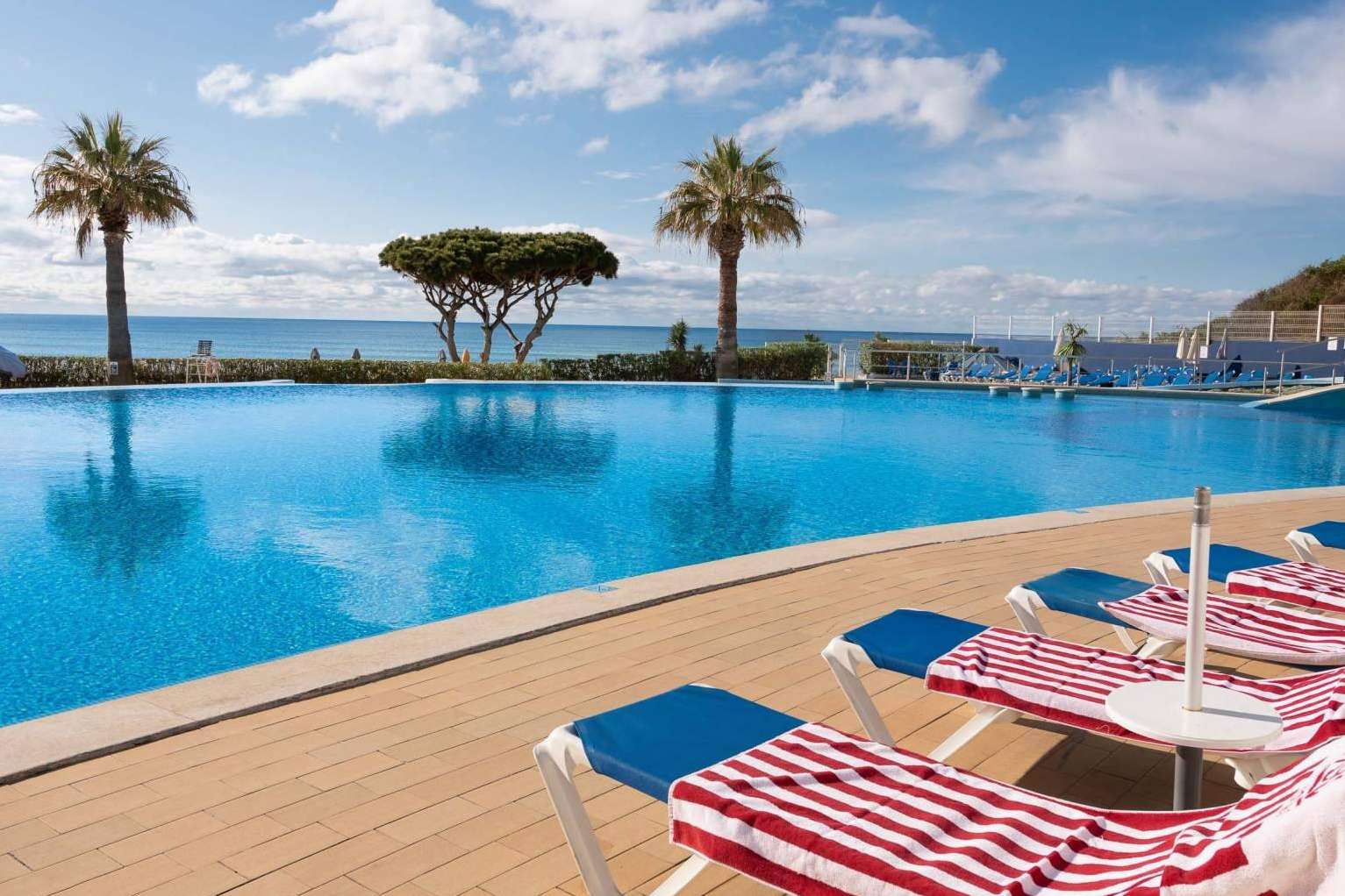 El alojamiento perfecto con piscina para disfrutar en familia y amigos, con ISholidays.com