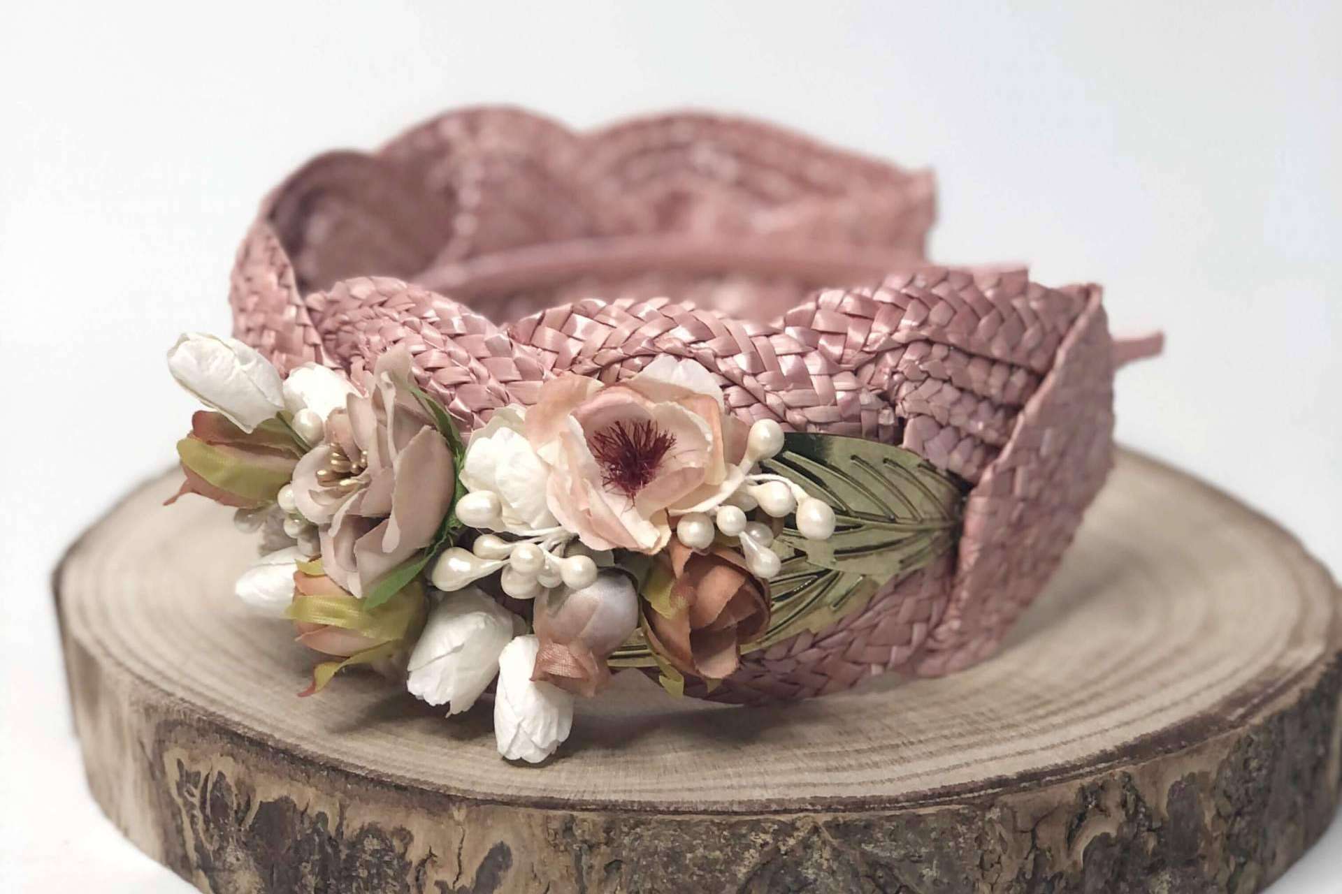 La diseñadora Carmen Fernández dispone de tiaras, coronas y tocados de novia