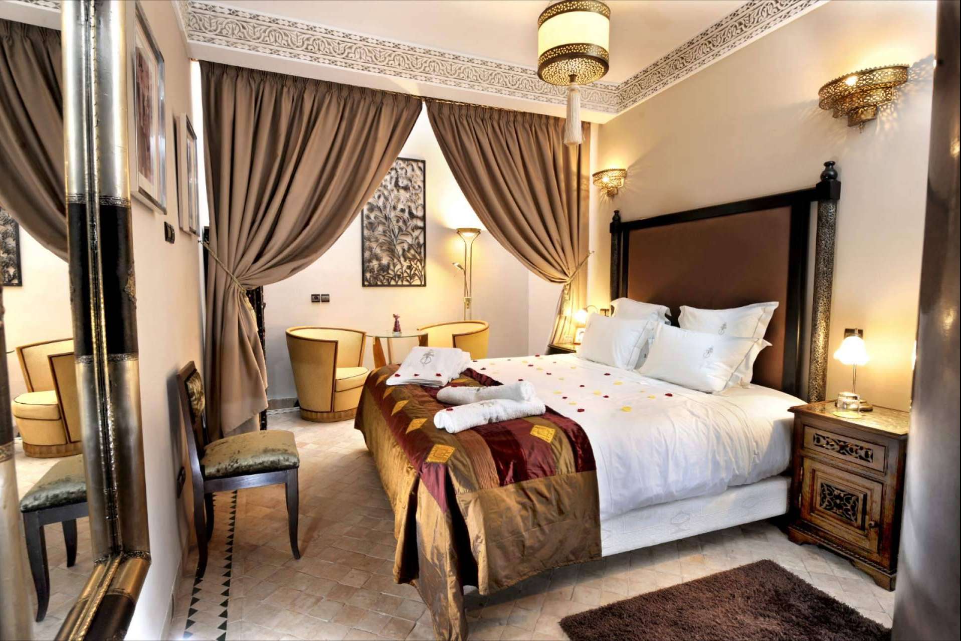 El Riad Belle Epoque, un espacio único en Marrakech, con personajes icónicos de la belle époque que dan vida a las habitaciones