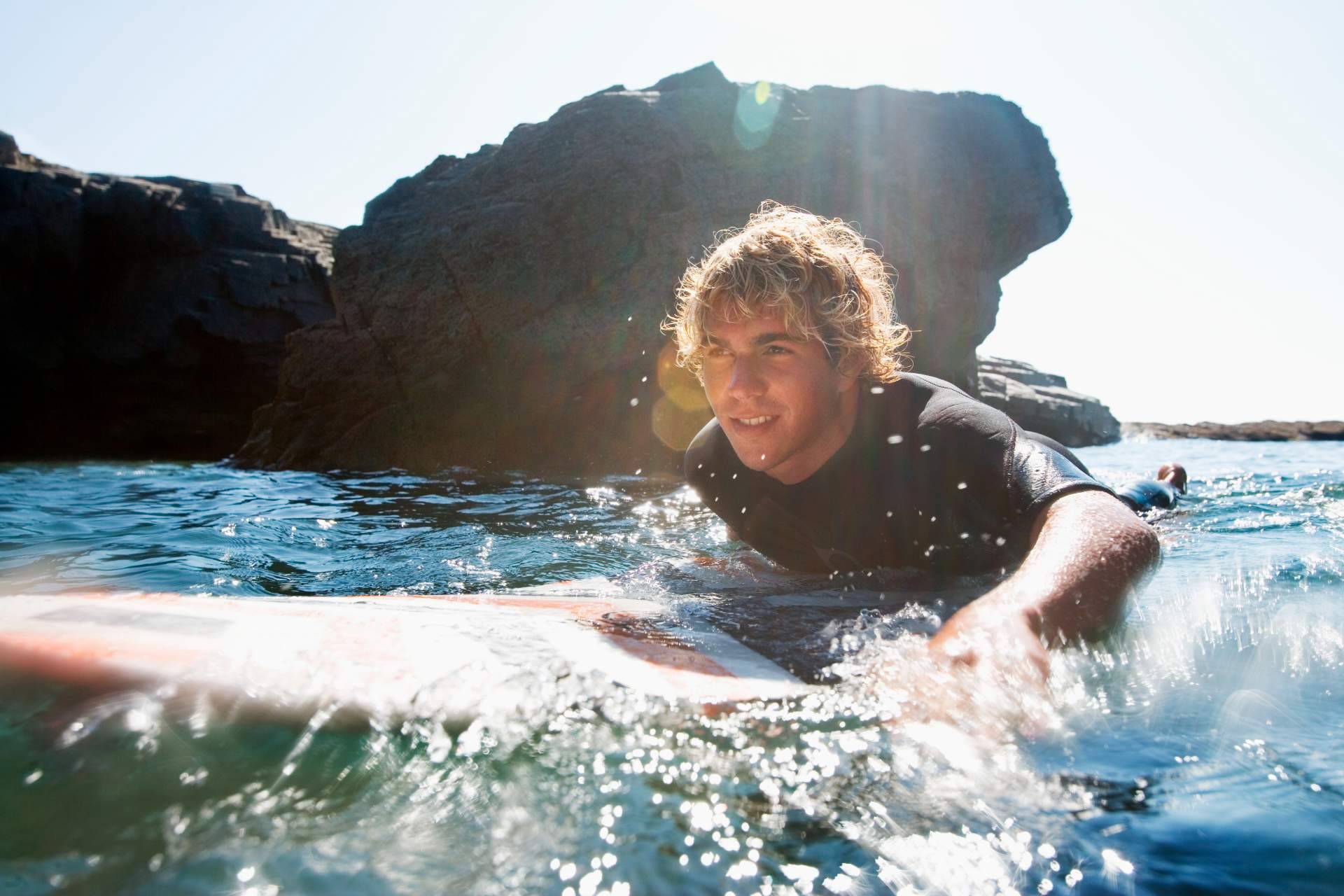 El campamento de surf de Cantabria Ajo Natura lleva más de 30 años de experiencia enseñando este deporte