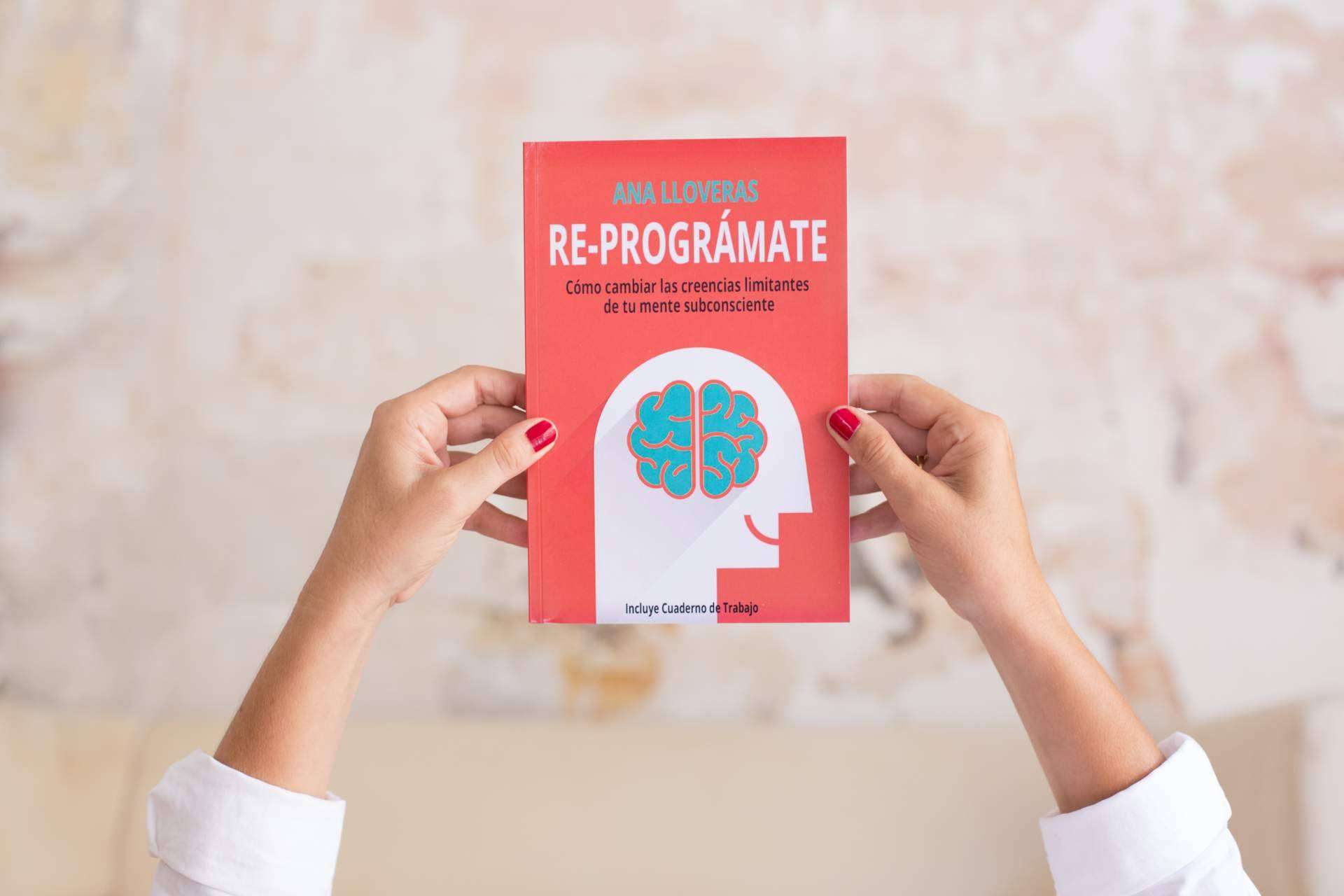 La contribución al desarrollo personal, el libro Re-Prográmate de Ana Lloveras