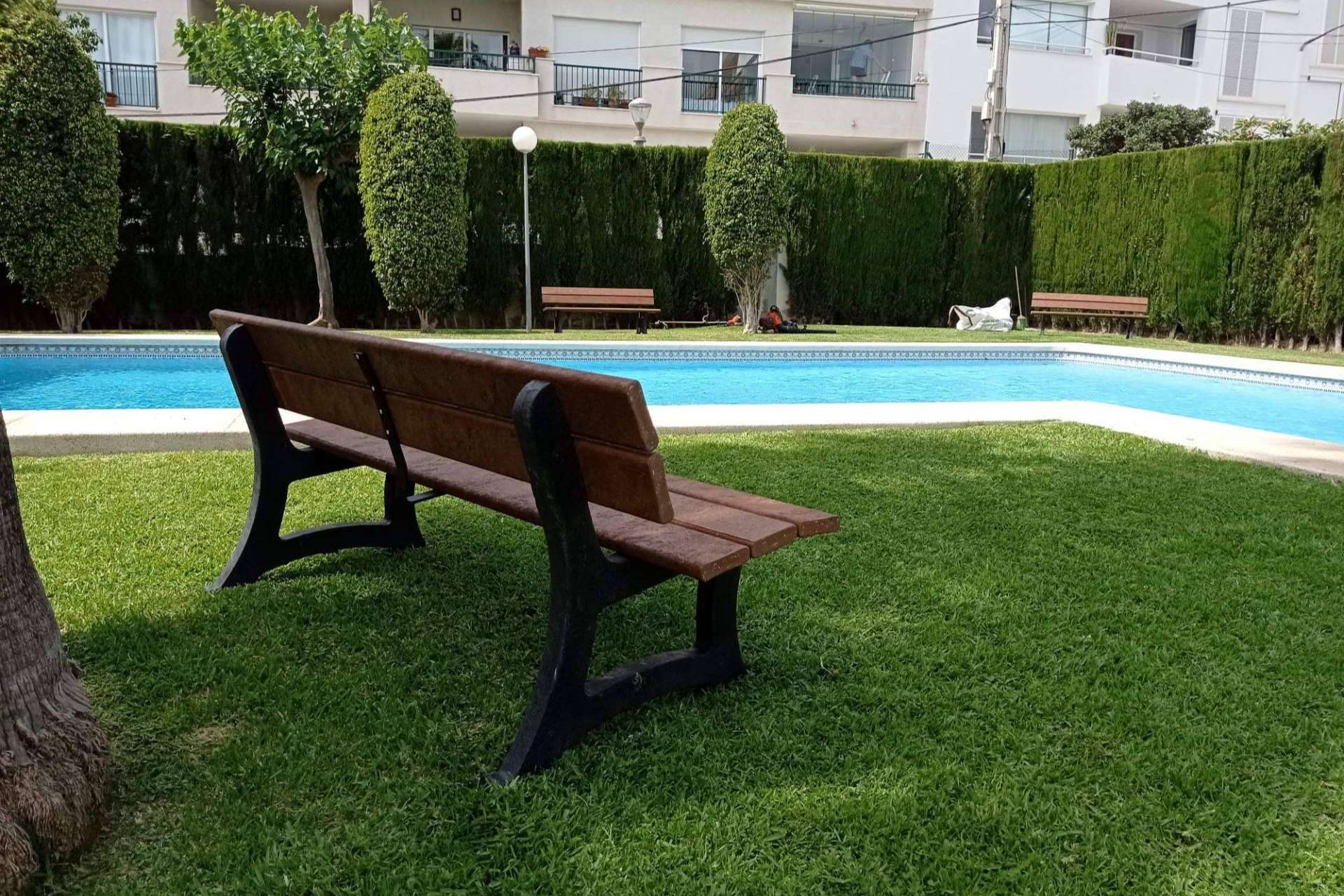 La empresa Abadecom ofrece bancos de plástico reciclado para el uso urbano
