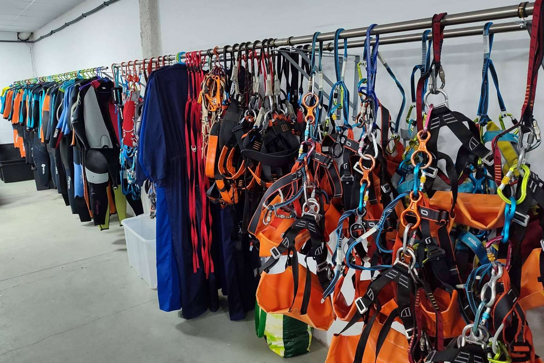 Guía y Deportes de Aventura, una tienda montaña Barcelona donde alquilar material de montaña