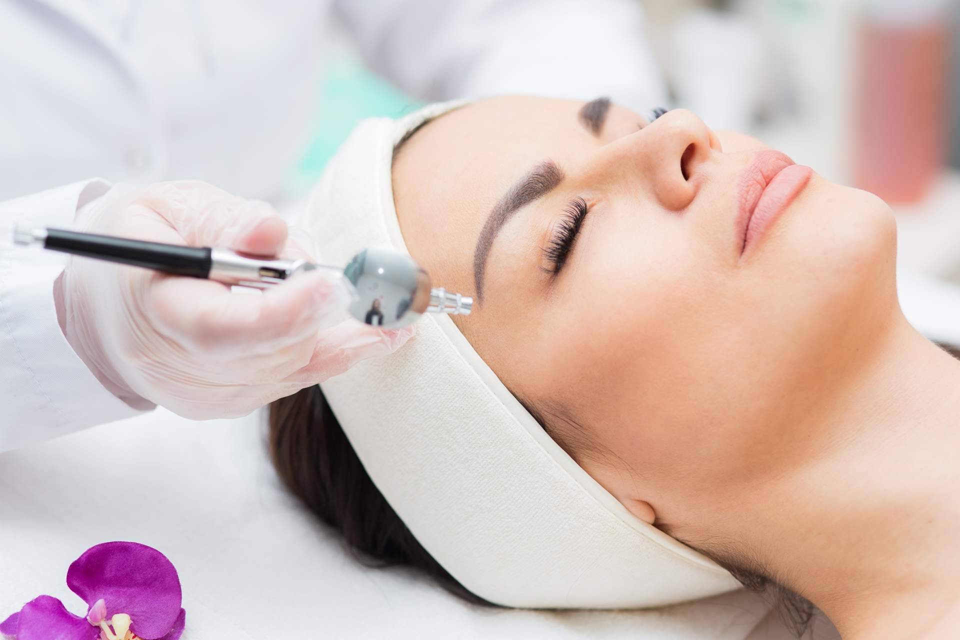 El tratamiento facial con punta de diamante que realiza Sapphira Privé Madrid Centro