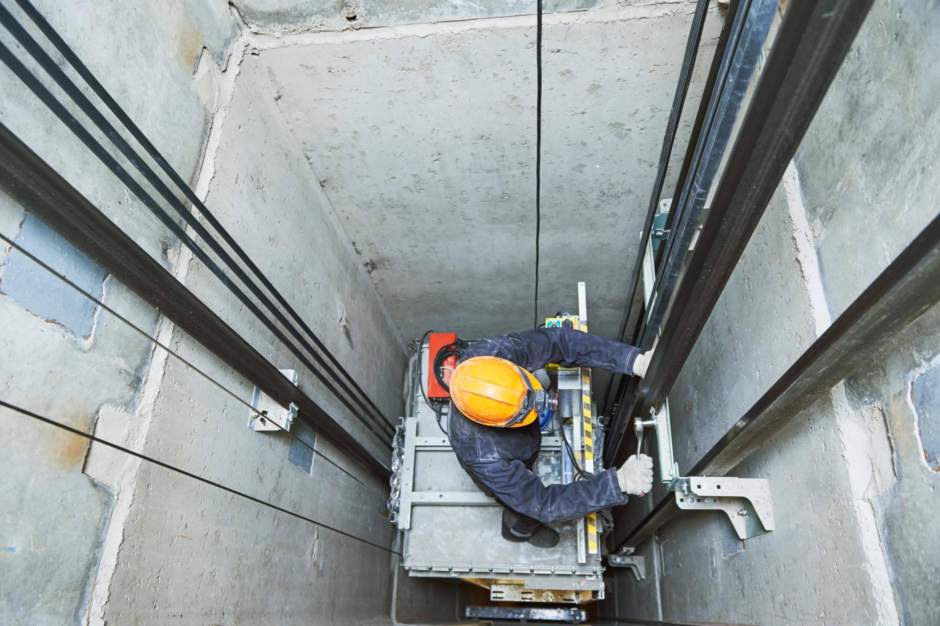 La gran solución de la empresa Disel Studio, la instalación de ascensores en patio de luces para volver accesibles los edificios