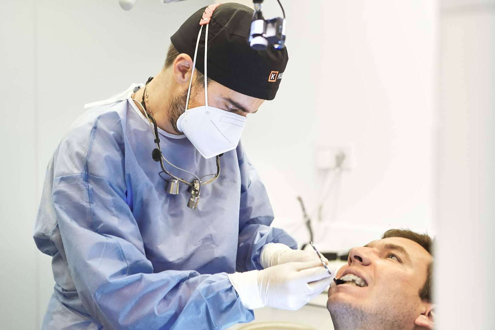 Una sonrisa hasta 8 tonos más blanca en solo 45 minutos, con el blanqueamiento dental con luz LED