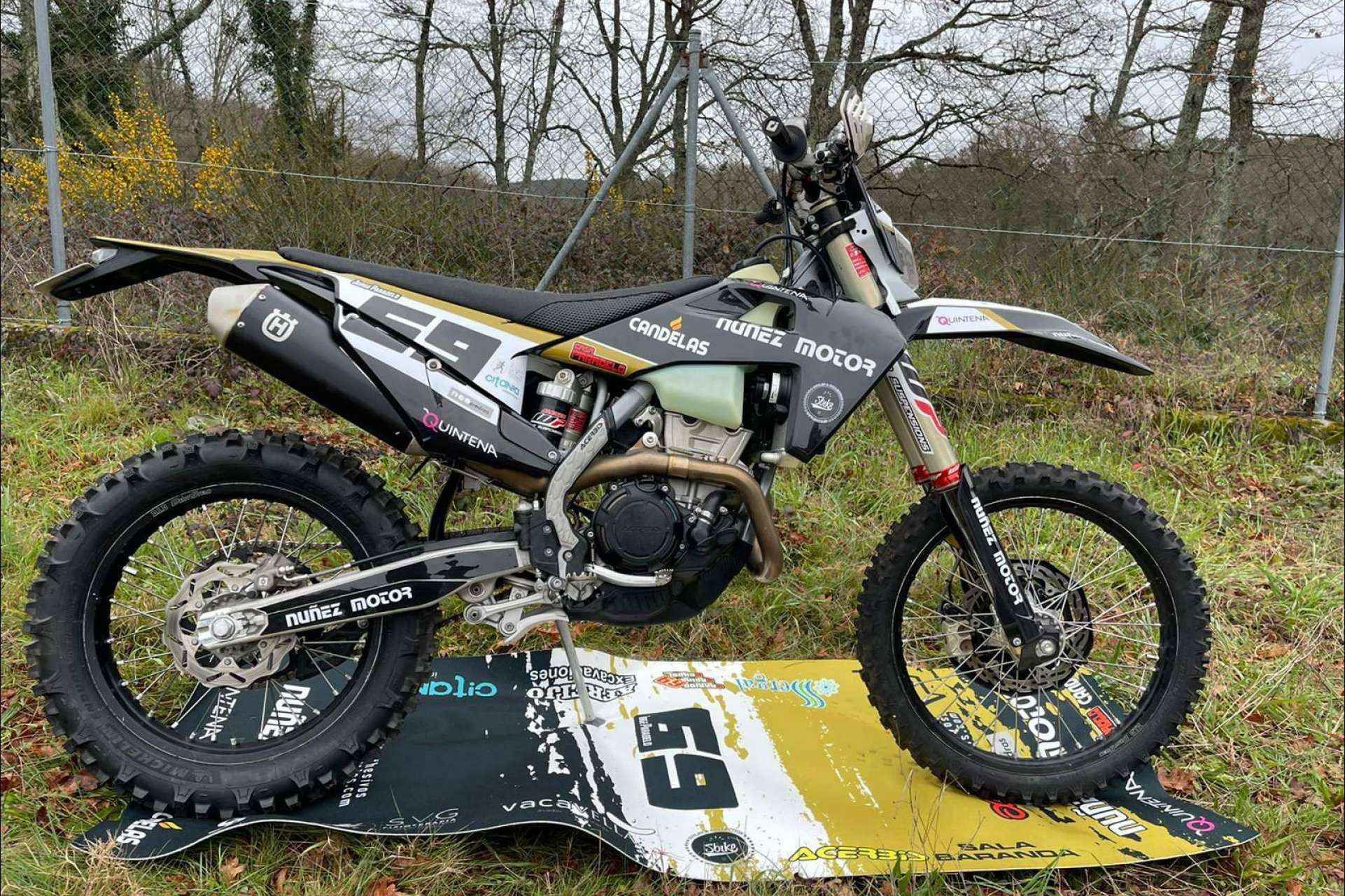 Personalizar motos usando las pegatinas para motos de ADHESIVOSEMBARRADOS