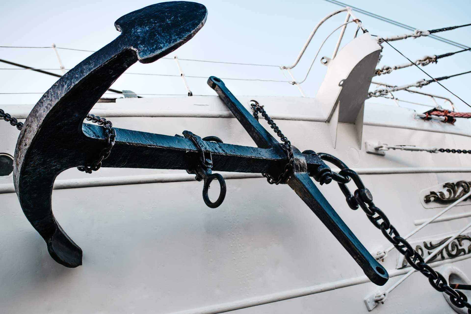 Equipos de docking, mooring and anchoring para atracar el barco durante la noche