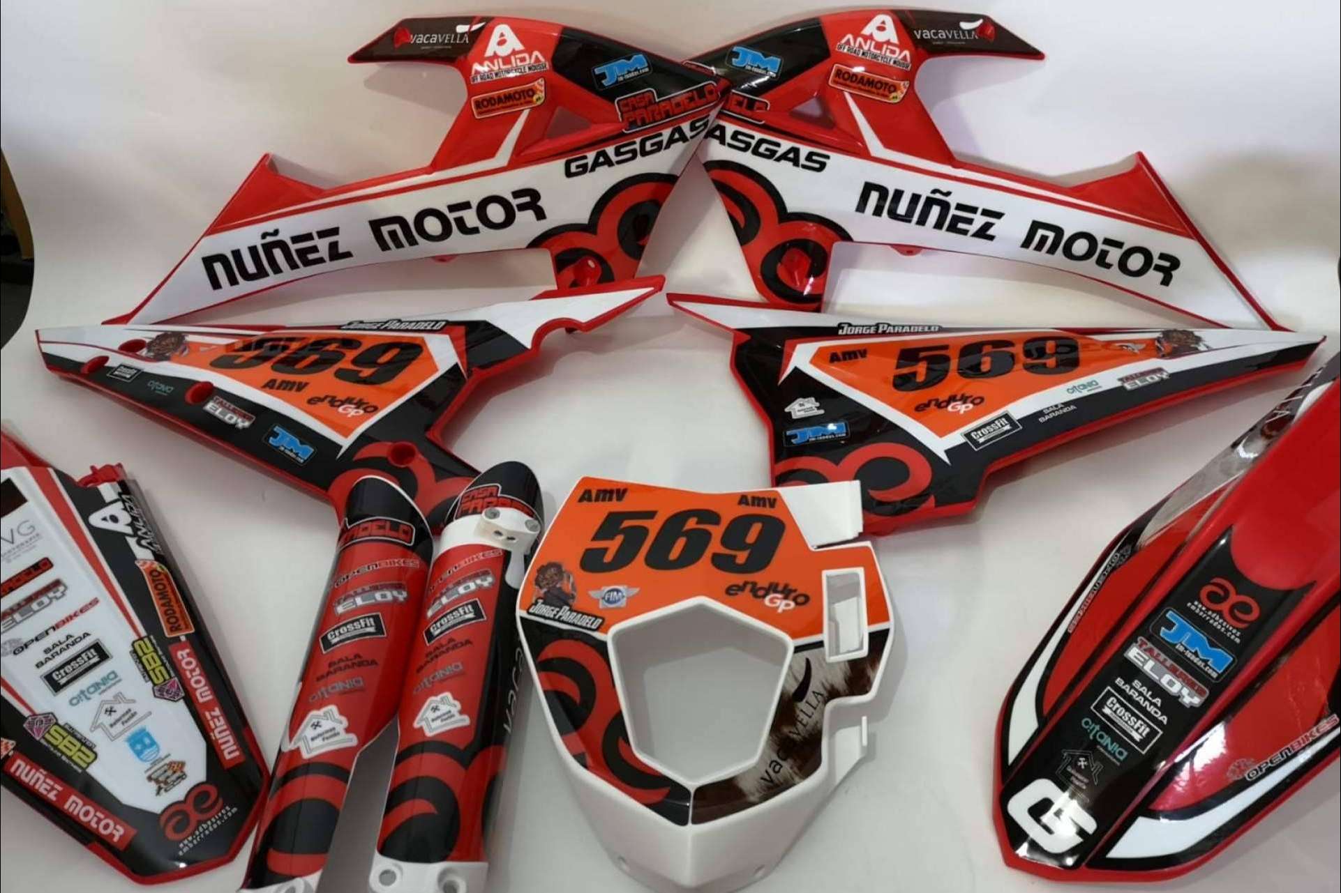 ADHESIVOSEMBARRADOS ofrece plásticos y adhesivos personalizados para motos off road