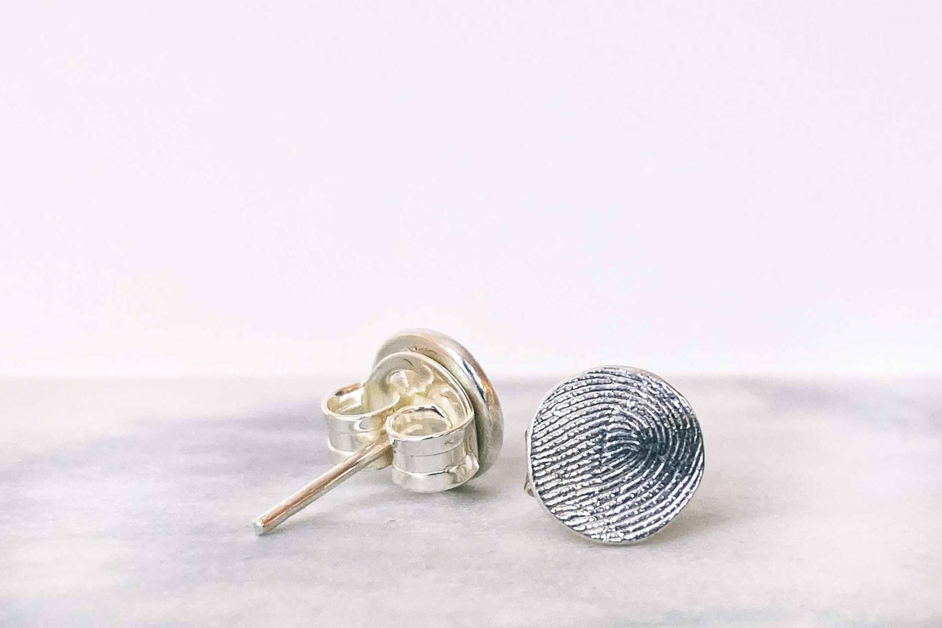 Con las joyas personalizadas con la huella grabada es posible regalar amor, por Dejando Huella Joyas