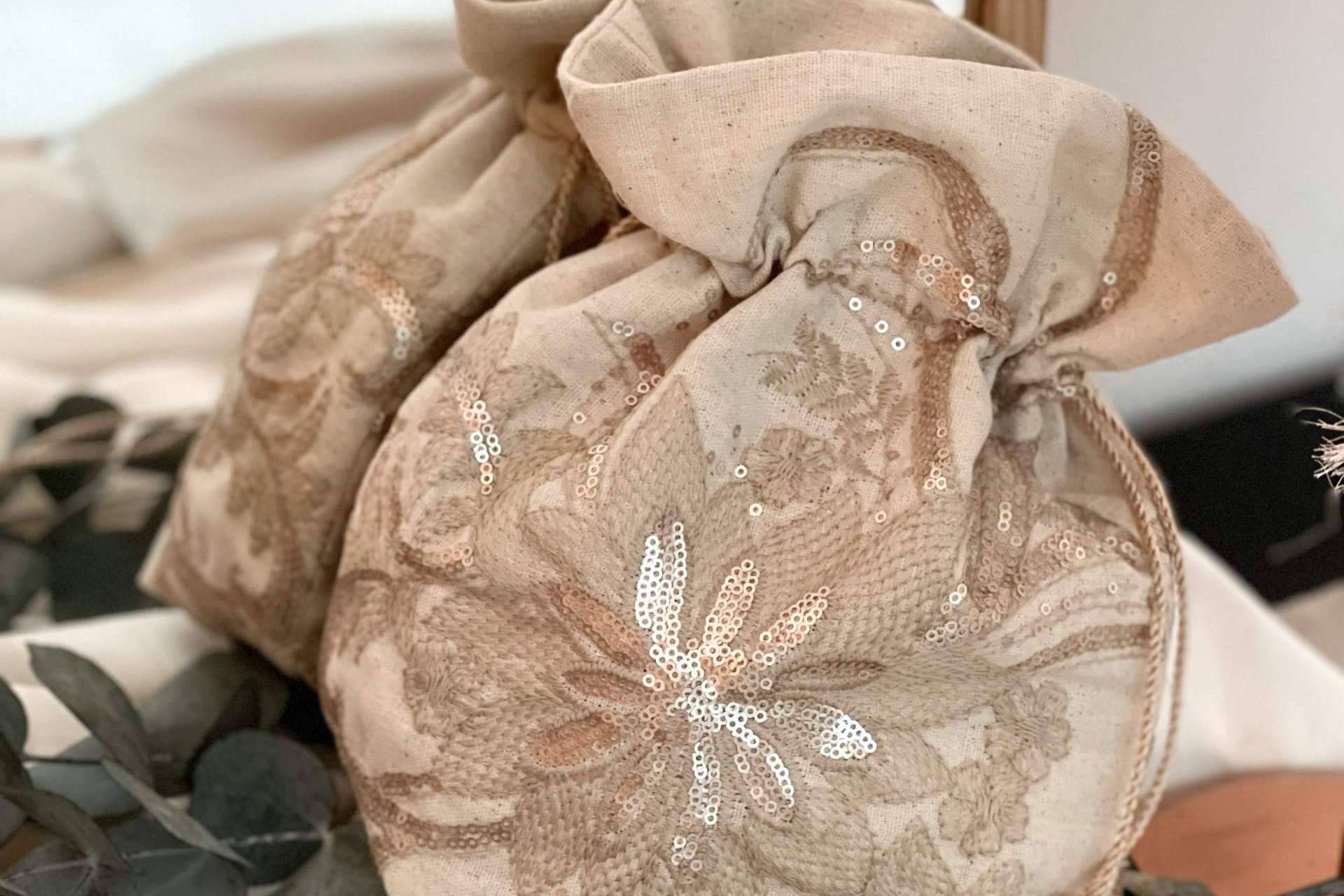 La versatilidad de los bolsos bombonera para novia de la firma de moda Carmen Fernández Complementos