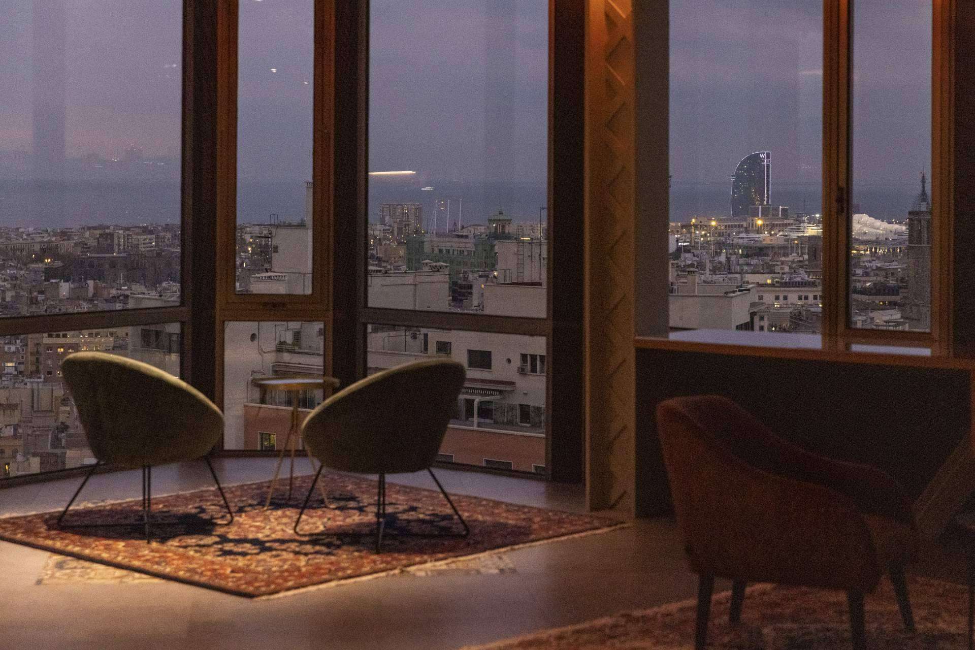 Barcelona de noche en un mirador 360º con una copa, de la mano de Unlimited Barcelona