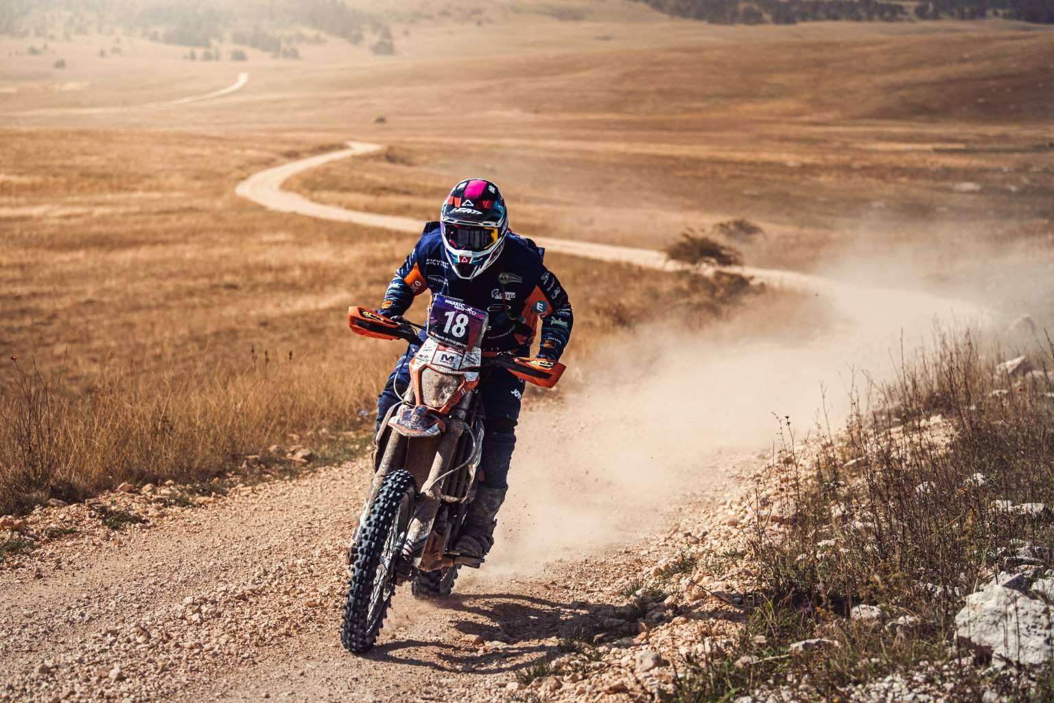 Ropa deportiva off road personalizada, con ADHESIVOSEMBARRADOS