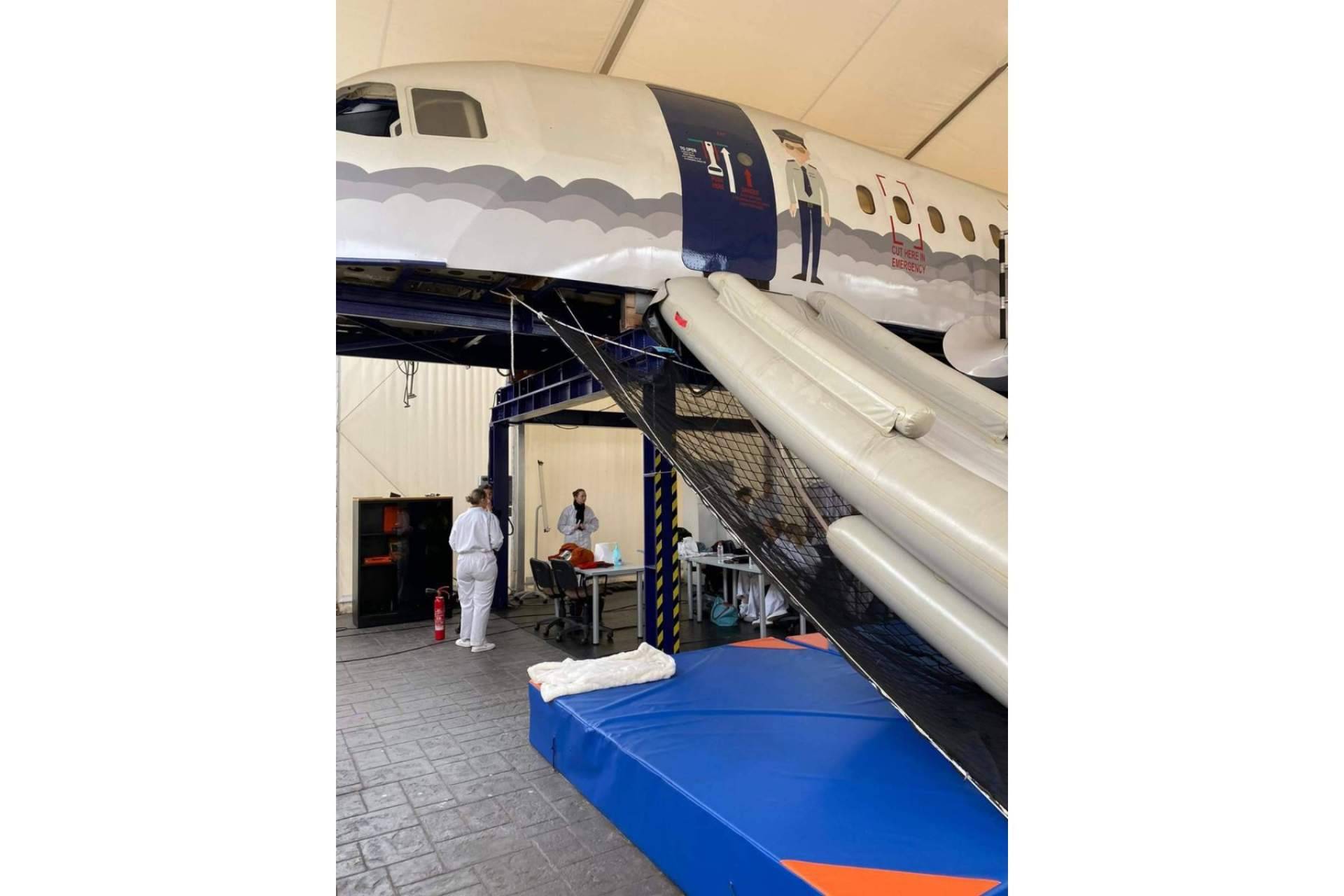Los cursos para convertirse en azafata de vuelo en Barcelona de Bravo19