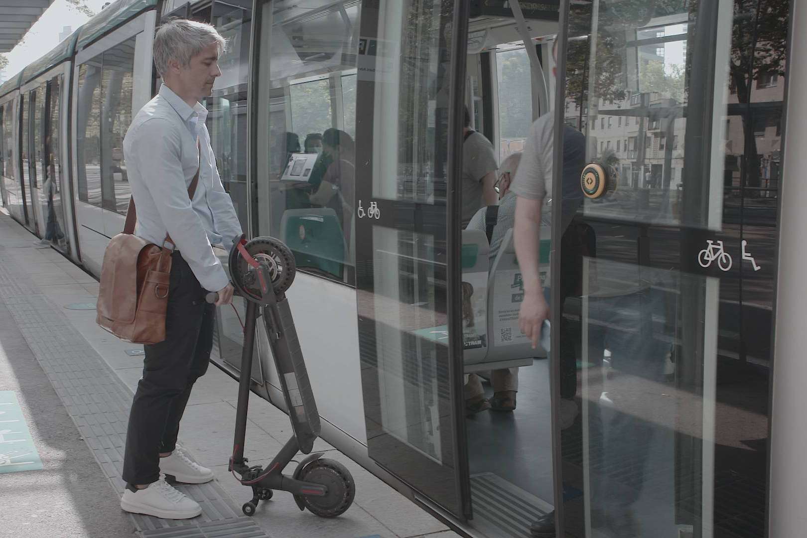 Facilitar el transporte del patinete eléctrico en el transporte público con el soporte de Techmotion Electronics