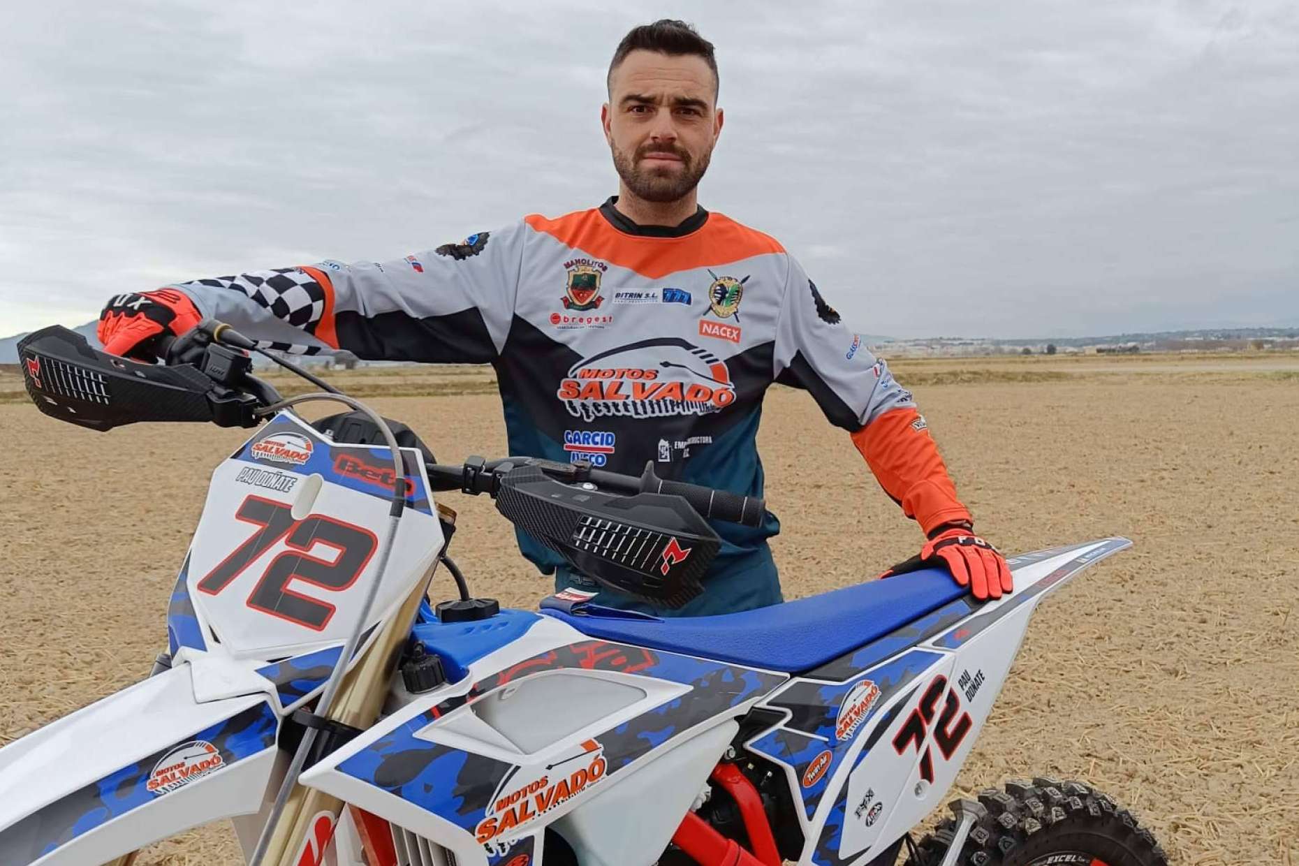ADHESIVOSEMBARRADOS ofrece ropa personalizada para motocross, enduro y trail
