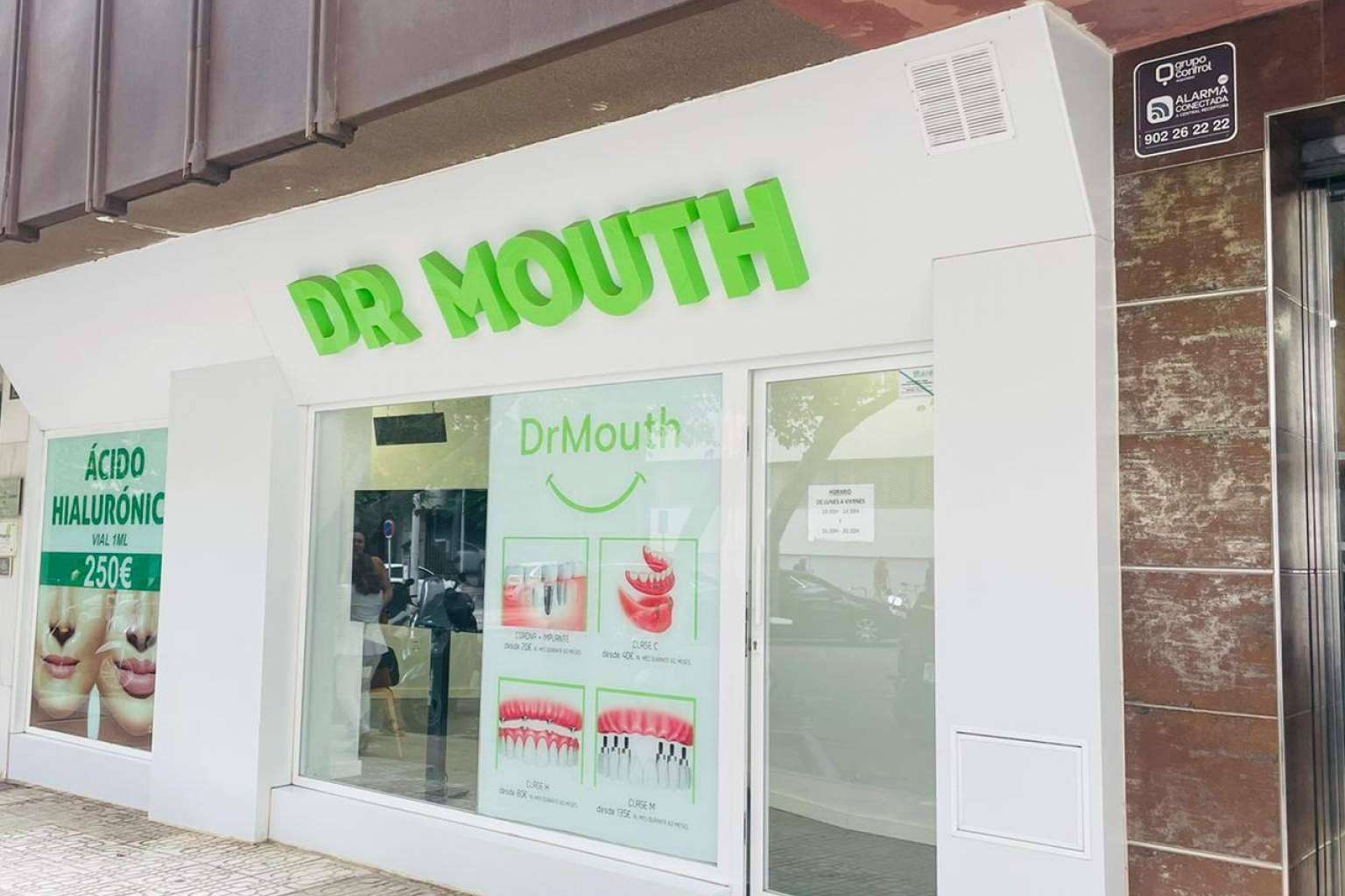 ¿En qué consisten las ayudas para implantes dentales de la clínica DrMouth?