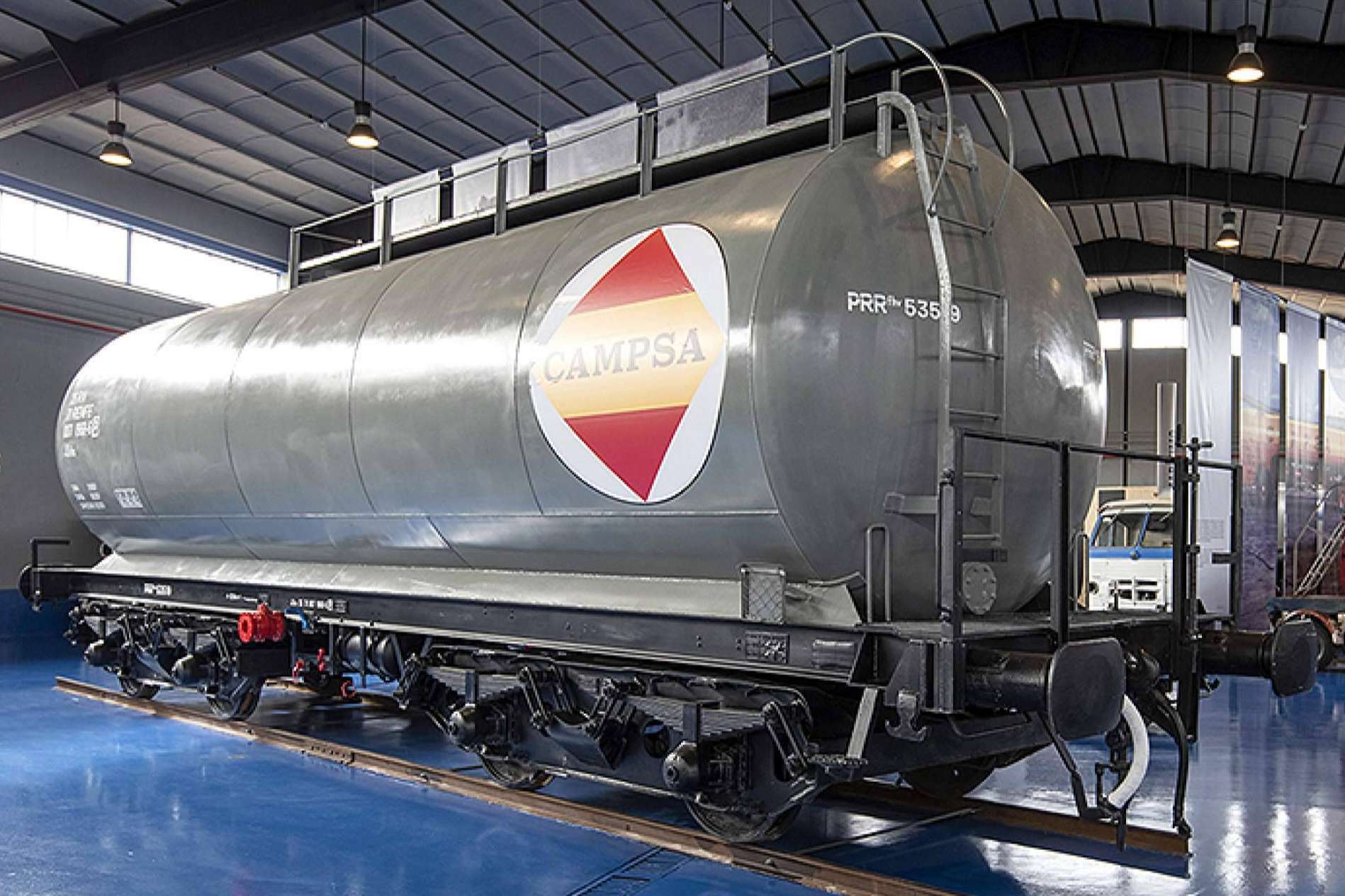 La Fundación del Patrimonio Ferroviario restaura un histórico vagón cisterna de CAMPSA