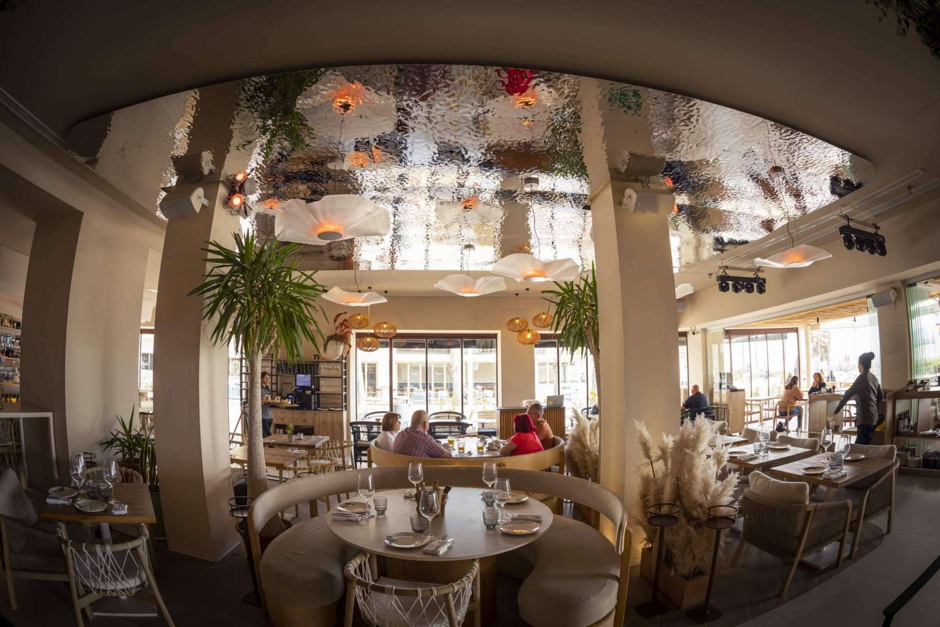 Sabbia by Gabbeach, un restaurante mediterráneo que cuenta con un hotel de diseño único localizado cerca de la playa de Las Arenas
