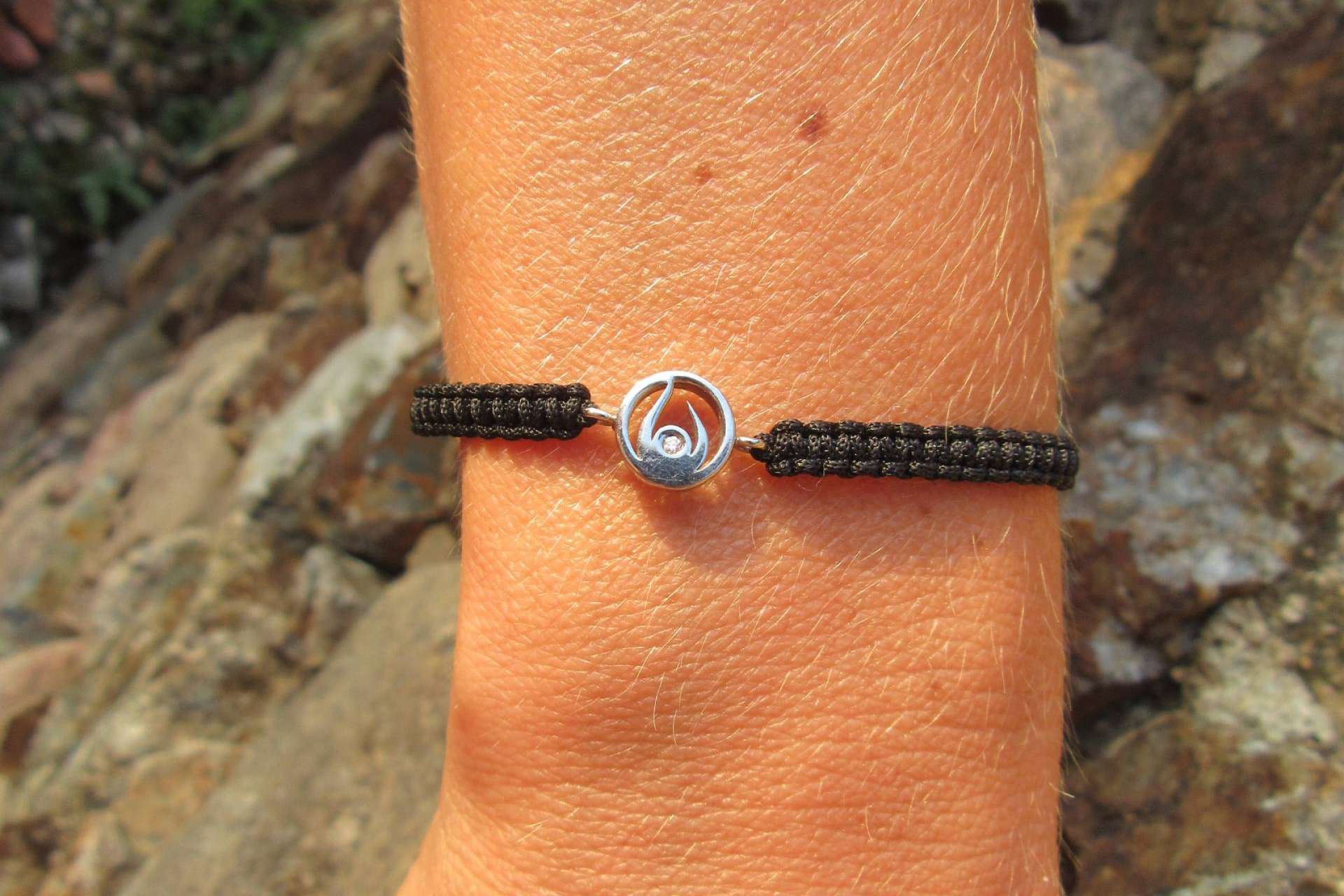 Acción contra el Hambre y Mimoke Ethical Jewelry se unen para lanzar AQUA, la pulsera solidaria, cuya venta dará soporte a comunidades sin acceso a agua potable