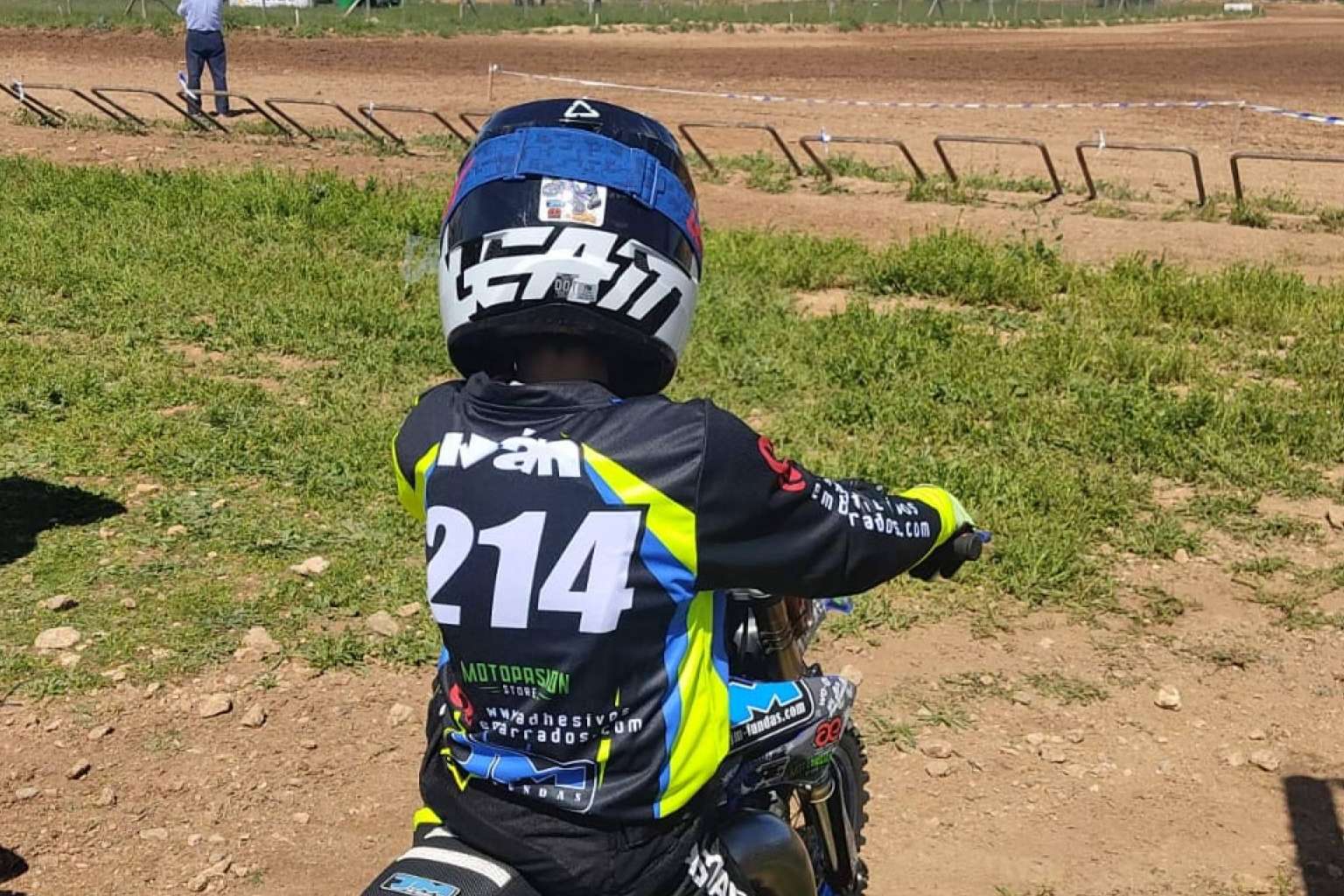 Una opción de confianza para hacerse con una equipación motocross personalizada, ADHESIVOSEMBARRADOS