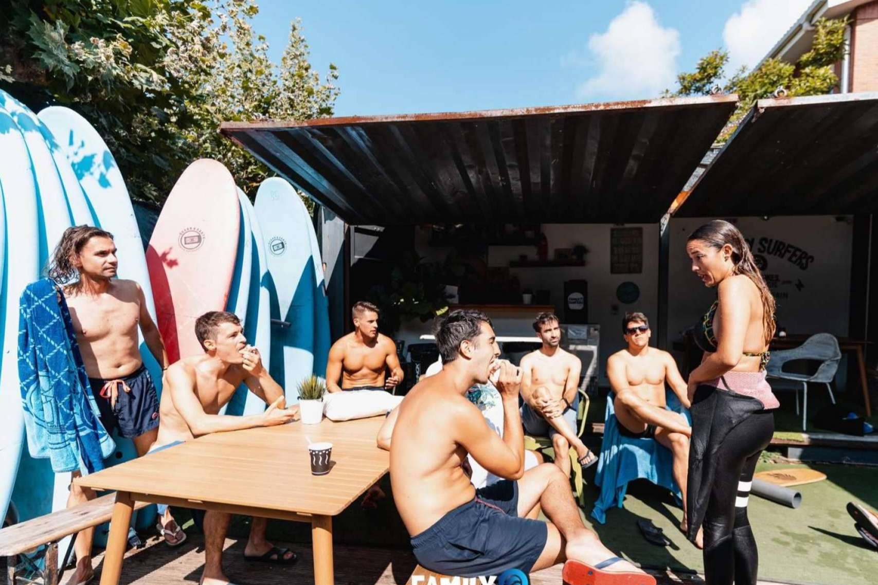 Entre los jóvenes, la propuesta de Family Surfers - Surfcamp Las Dunas se establece como un turismo de moda